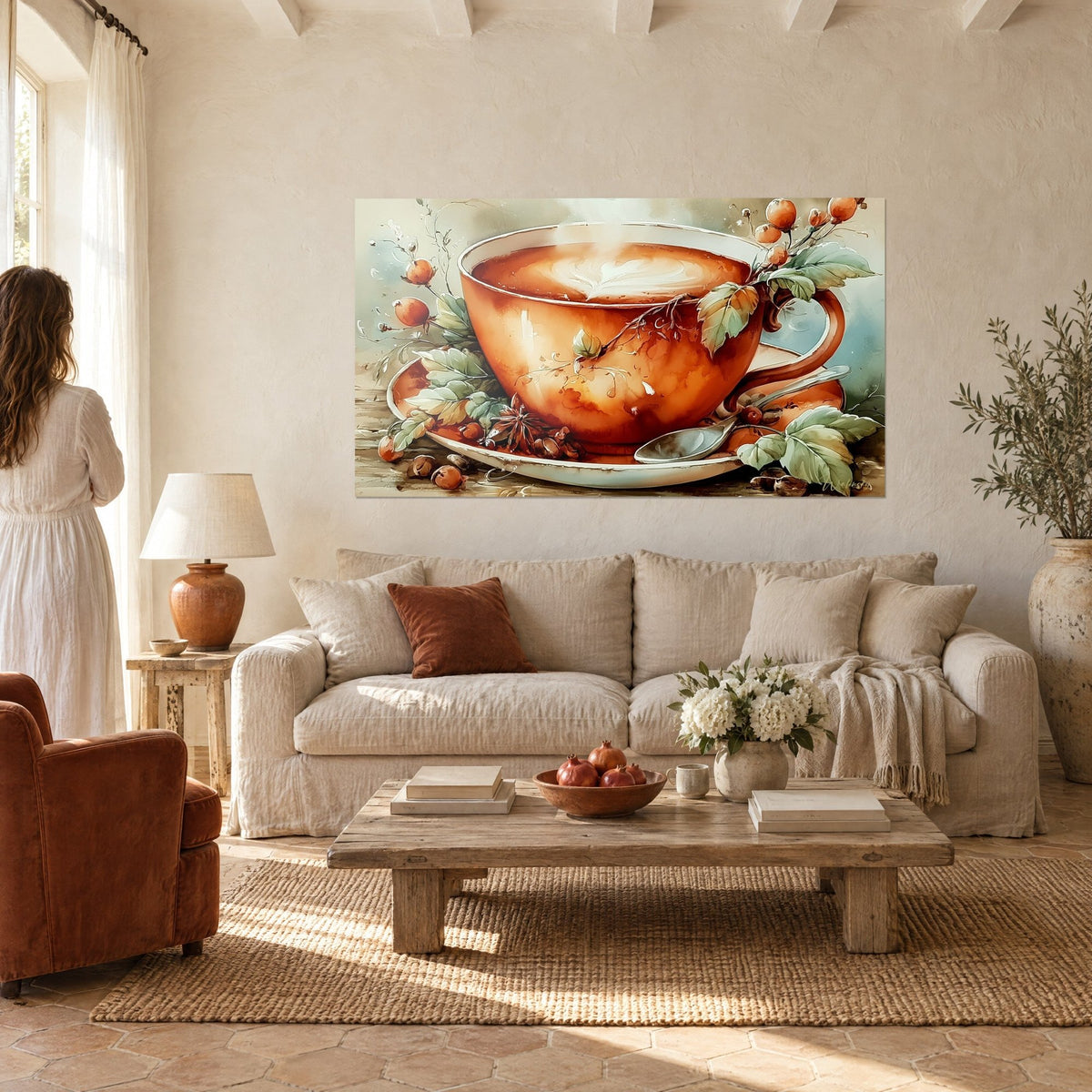 Tableau tasse fumante terracotta, mousse crémeuse et baies orangées, soucoupe verte, une femme de dos, au-dessus d'un canapé dans un salon lumineux
