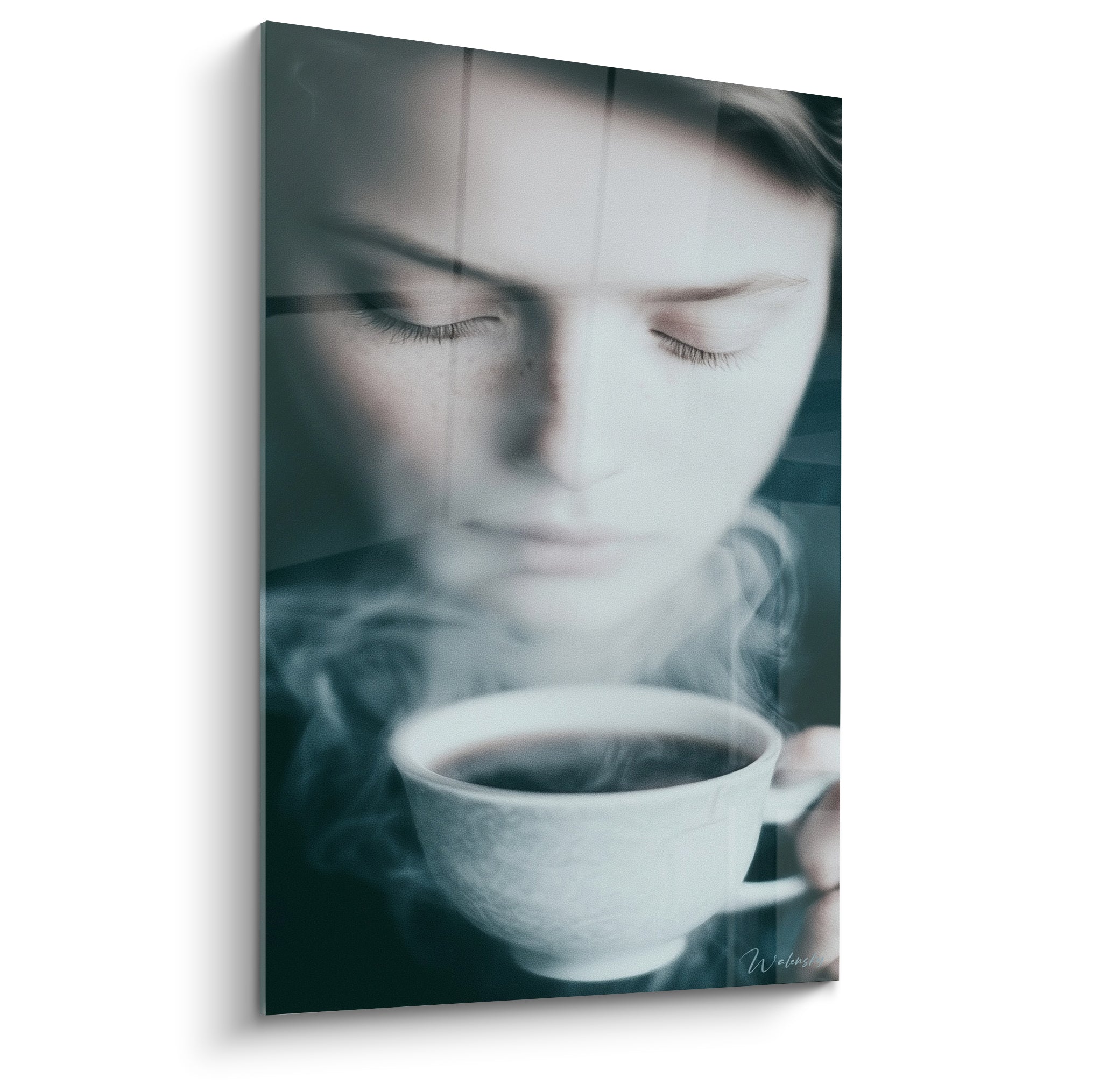 Visage yeux clos anthracite et blanc au-dessus d'une tasse de café fumante style vaporeux