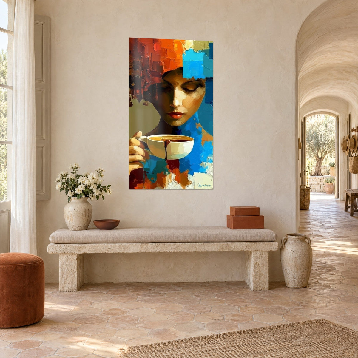 Tableau portrait féminin savourant son café, coups de couteau bleu cobalt et roux, dans un couloir voûté en pierre claire