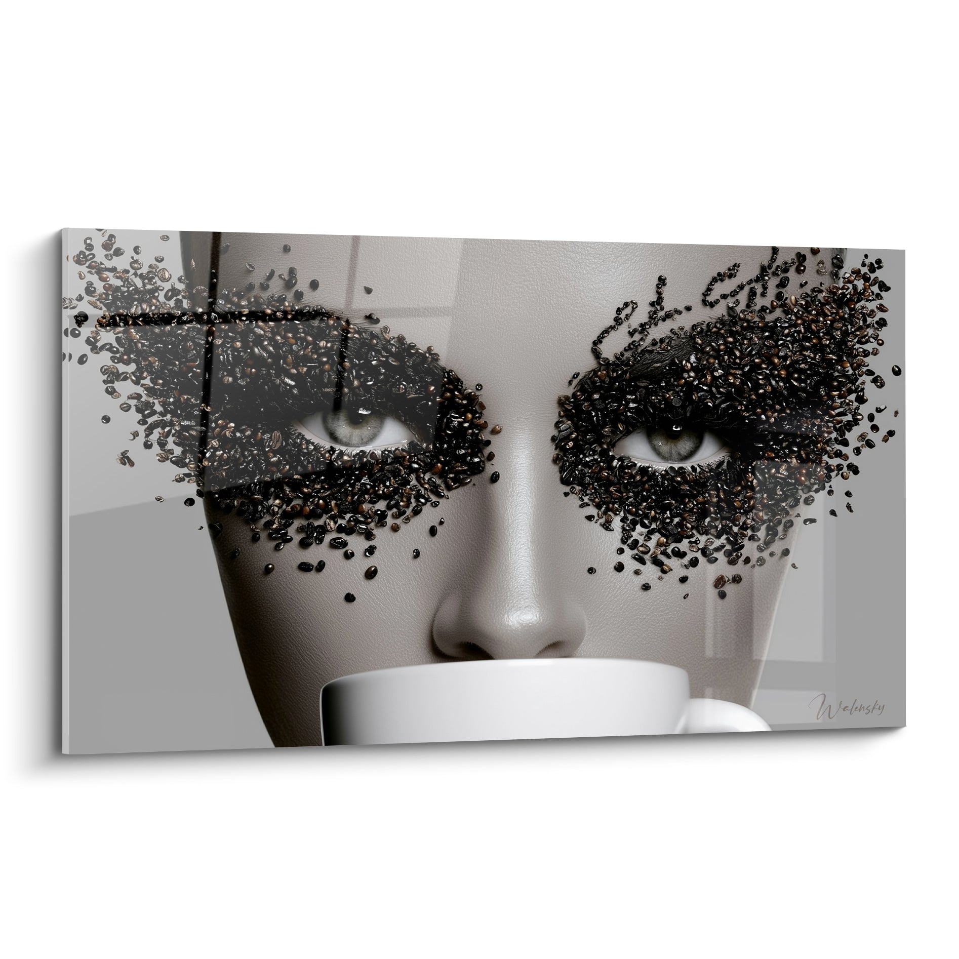 Visage féminin aux paupières couvertes de grains de café noir et brun, regard gris perçant