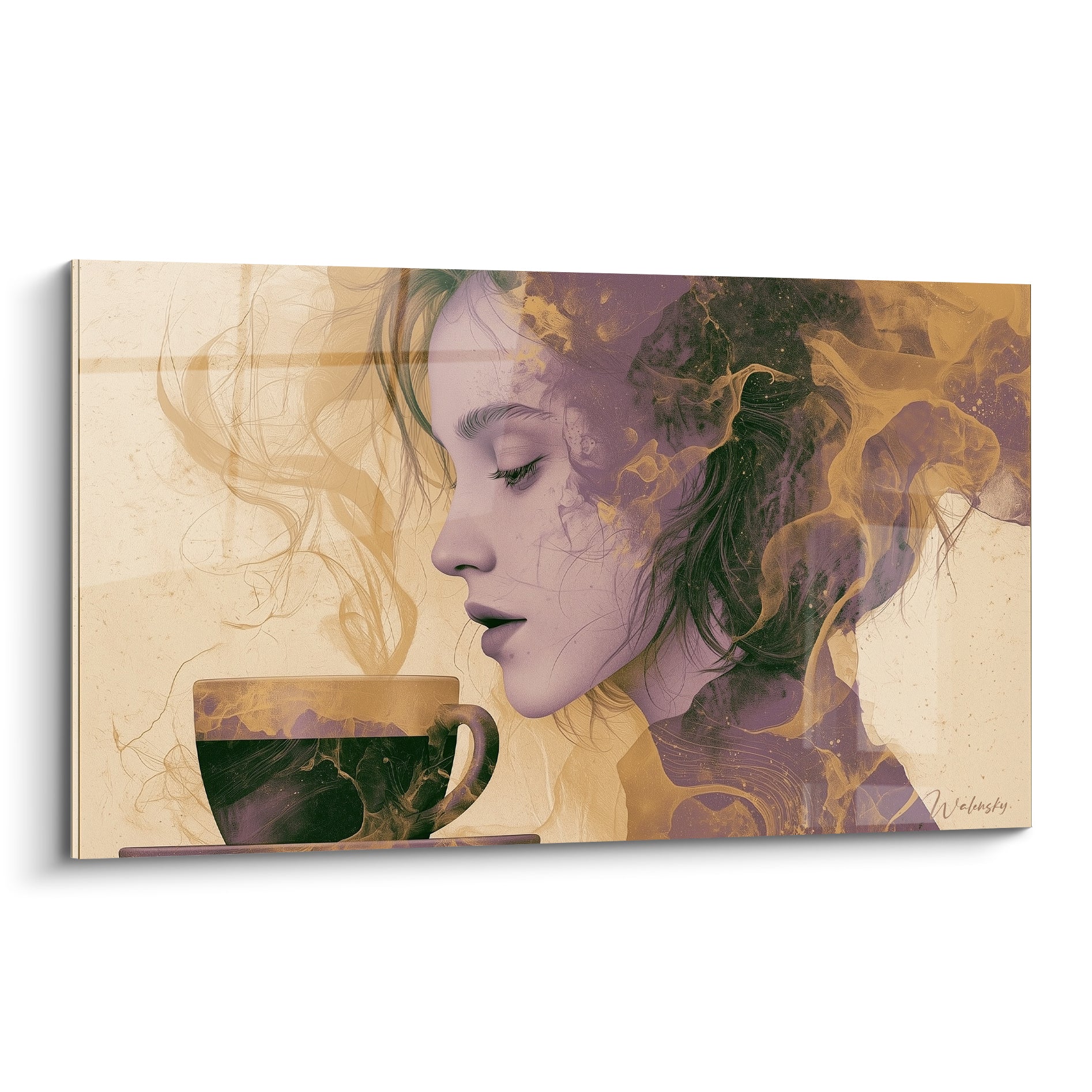 Portrait mauve et volutes dorées entourant une tasse noire fumante sur fond sable