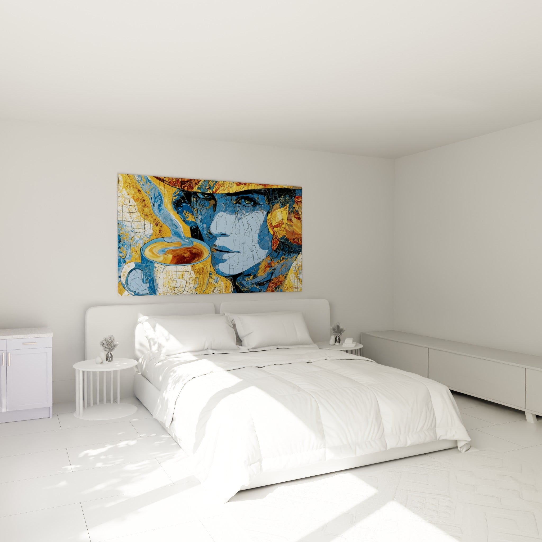Portrait bleu marine et tasse ambrée de ce tableau café accroché au-dessus d'un lit dans une chambre claire