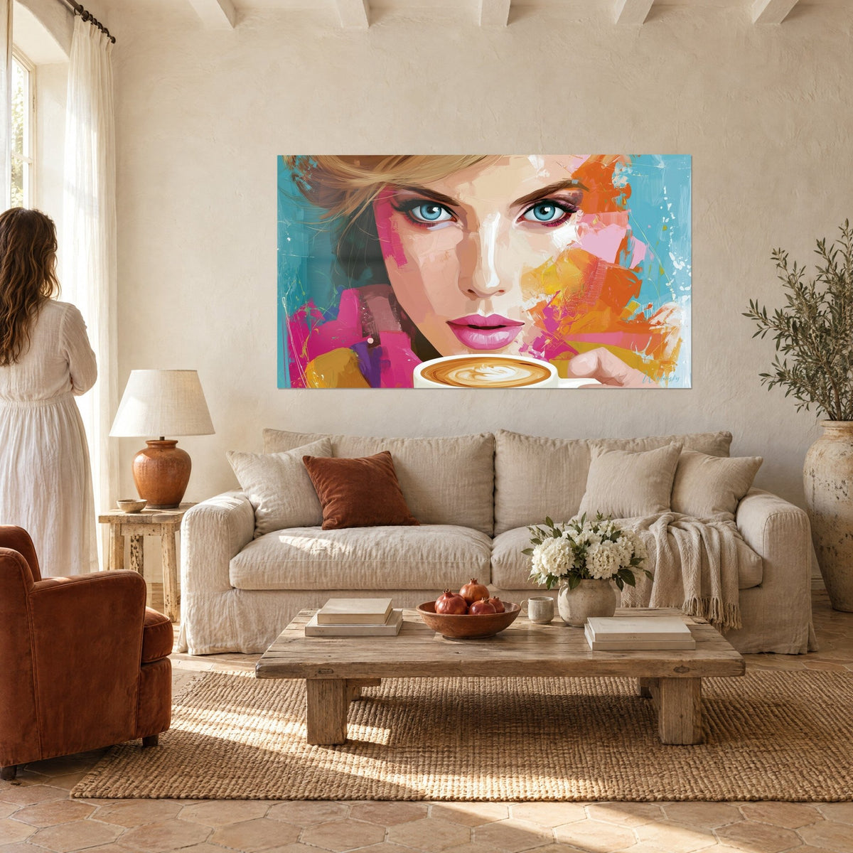 Cuadro retrato femenino de penetrantes ojos azules, labios rosa vivo y toques naranja sobre fondo turquesa, encima de un sofá en un salón luminoso