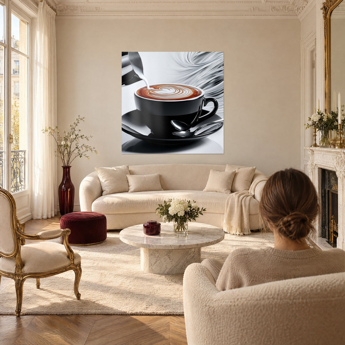 Quadro latte art con cuore bianco su caffè bruno, tazza nera laccata, sopra un divano in un soggiorno luminoso