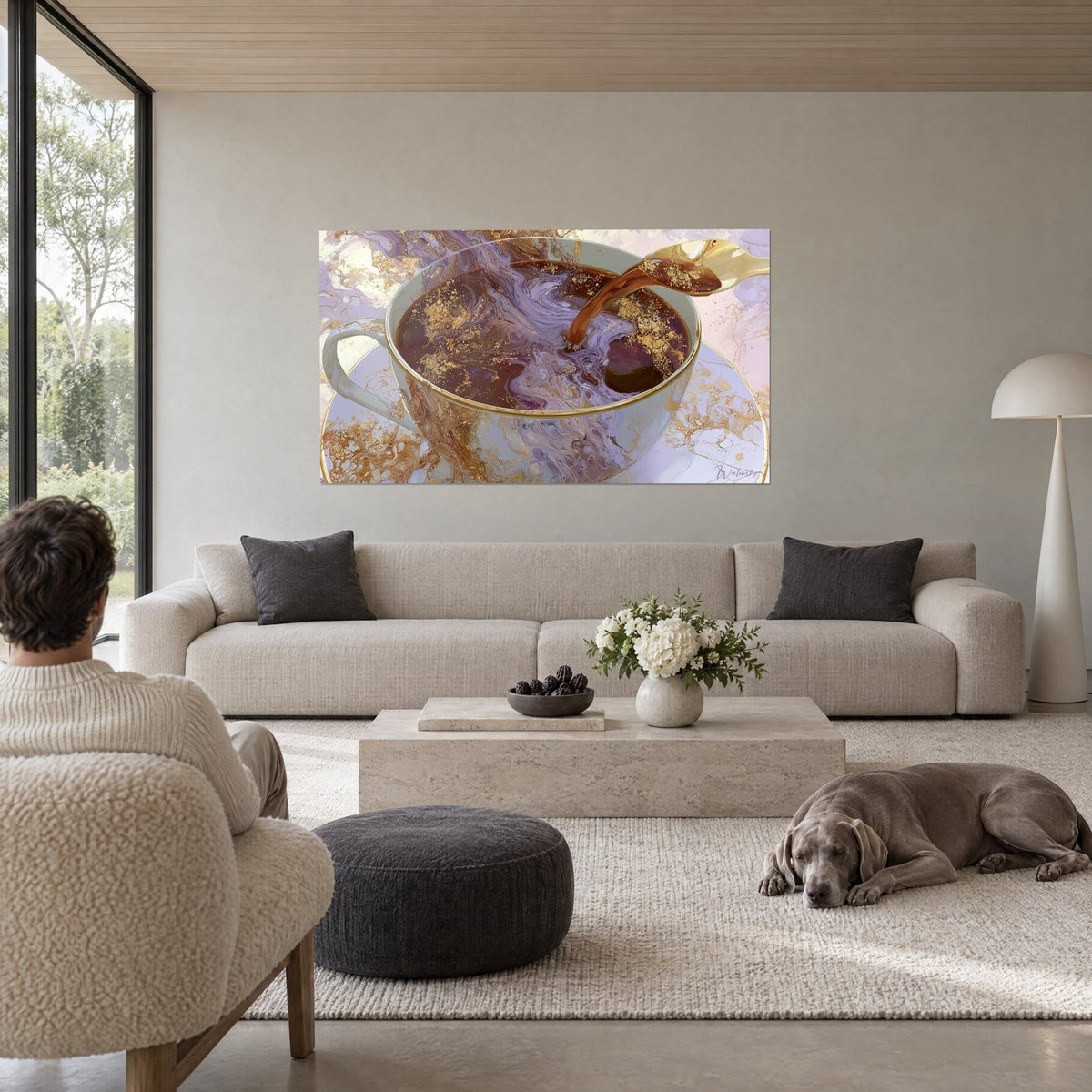 Quadro tazzina di caffè fumante con volute lilla e oro, cucchiaio dorato che versa la bevanda, sopra un divano in un soggiorno luminoso