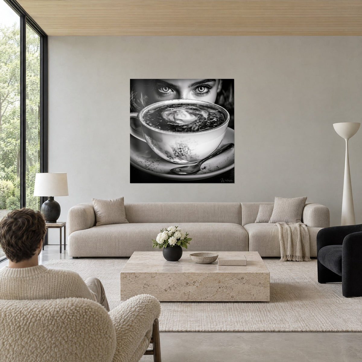 Tableau tasse de café noir et blanc, regard de femme aux cils sombres, cuillère argentée, au-dessus d'un canapé dans un salon lumineux