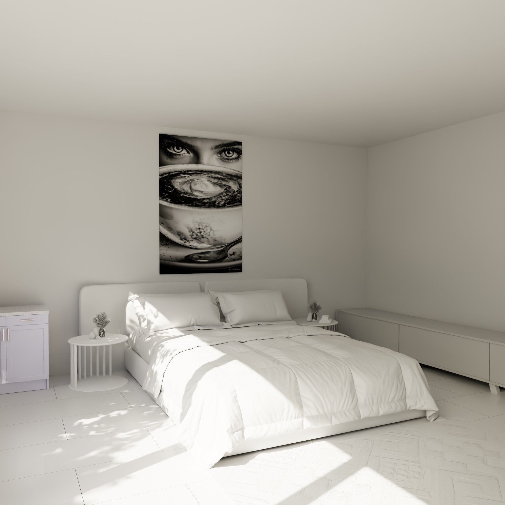 Yeux intenses surplombant une tasse fumante en noir et blanc, accrochée au-dessus d'un lit dans une chambre claire