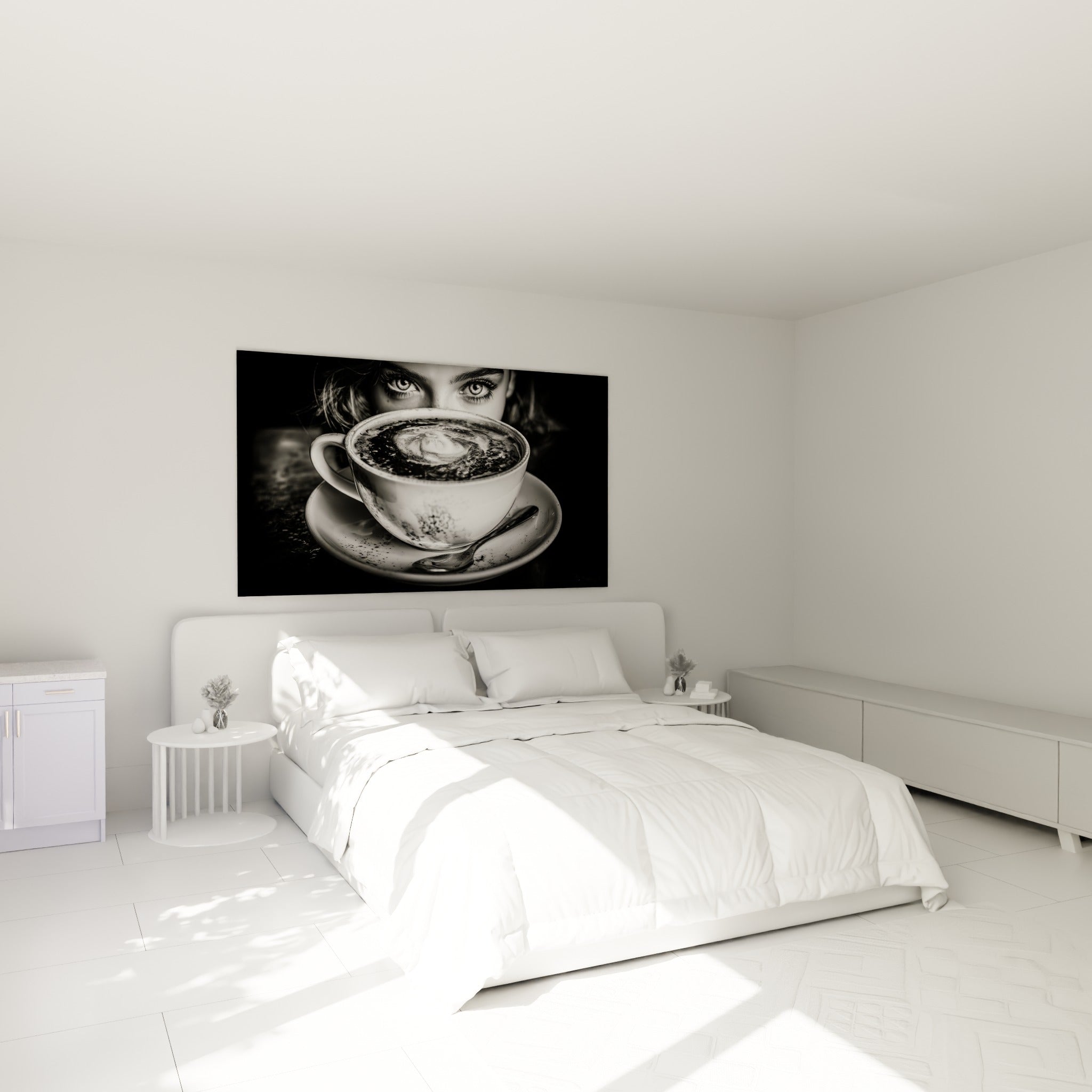 Regard mystérieux derrière une tasse de café noire et blanche, au-dessus d'un lit dans une chambre claire