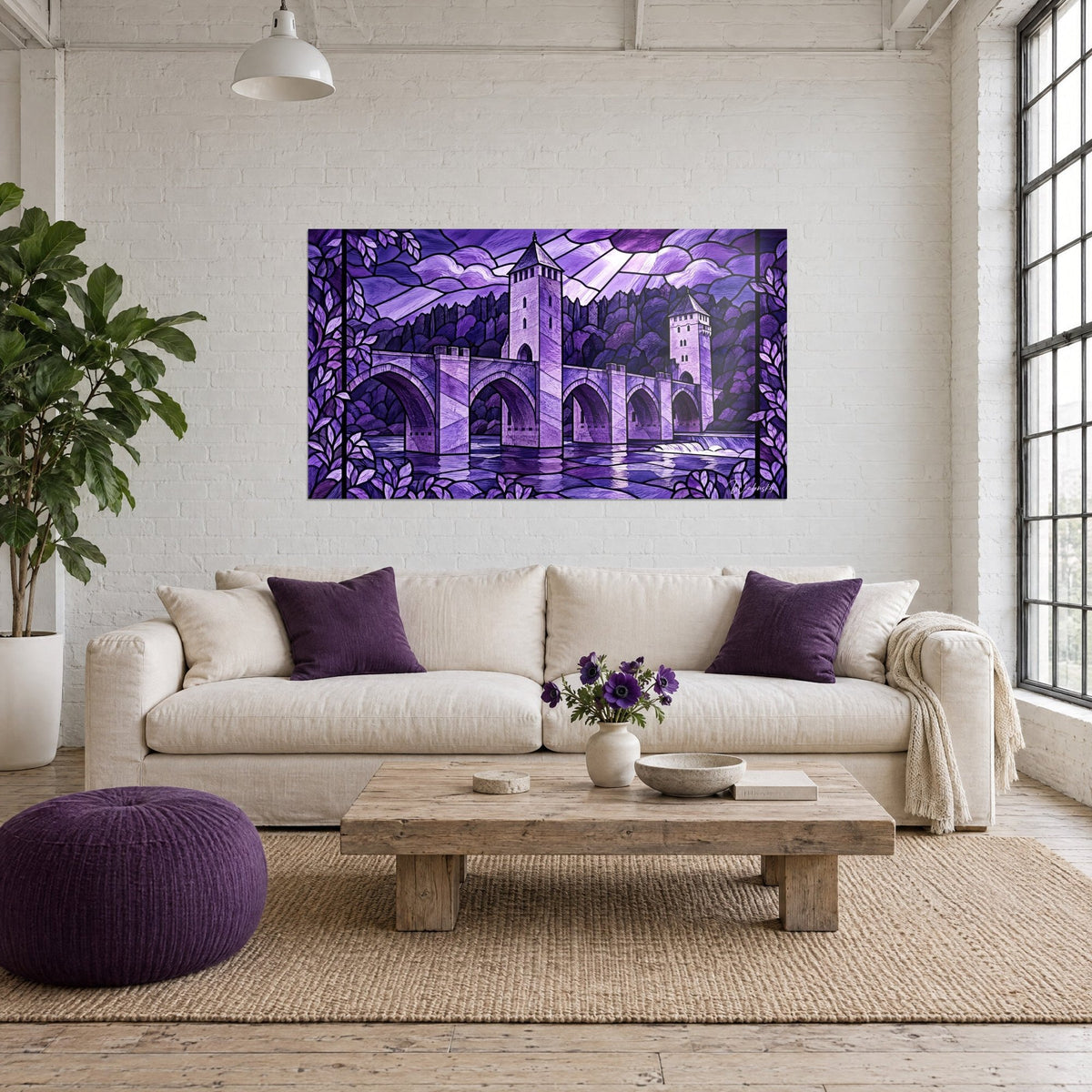 Cuadro Puente medieval de tres torres de piedra en lila, vidriera violeta y follaje lavanda, sobre un sofá en un salón luminoso
