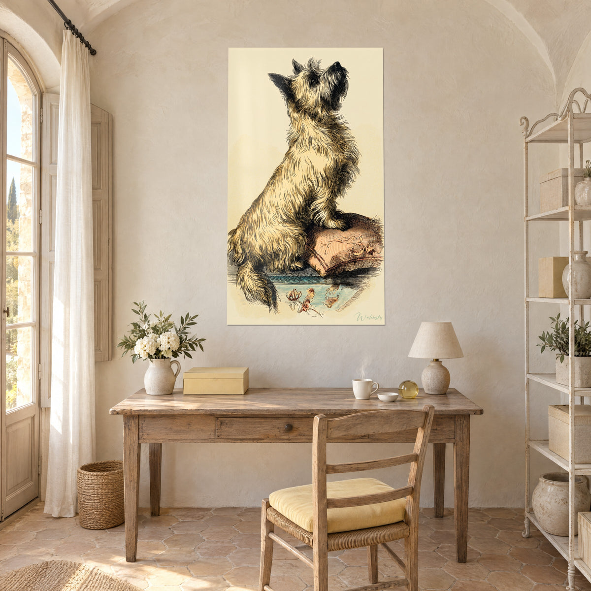 Cuadro cachorro cairn erguido en grabado coloreado, pelaje arena y negro, cojín coral; escritorio de madera clara, silla con asiento amarillo