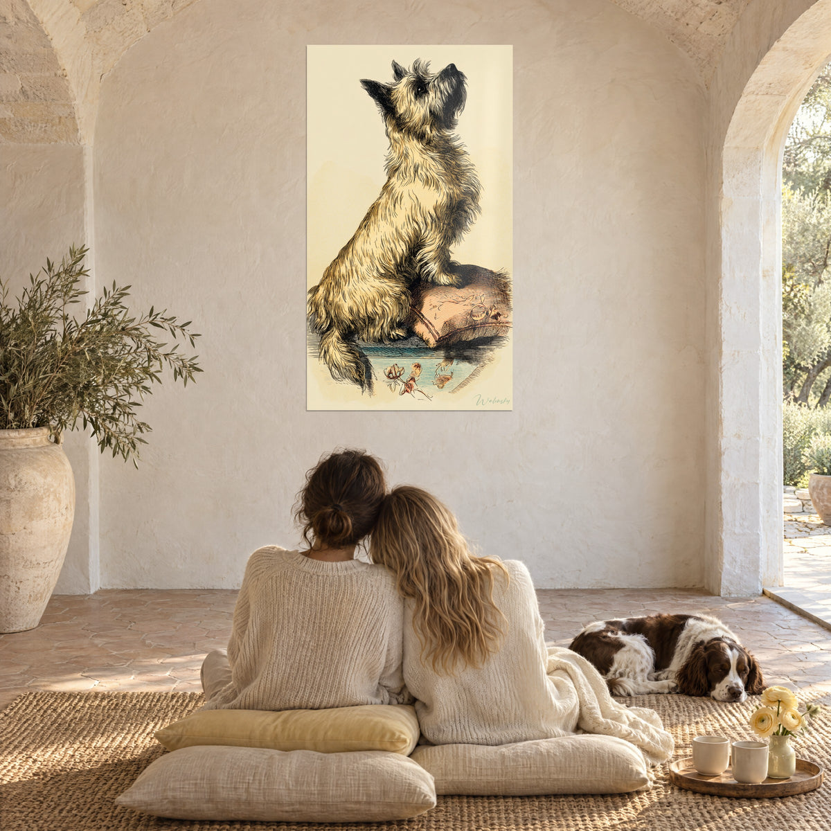 Cuadro perro de raza con mirada elevada, pelo dorado hirsuto, cojín salmón y toque turquesa; pareja de espaldas sobre cojines, spaniel tumbado