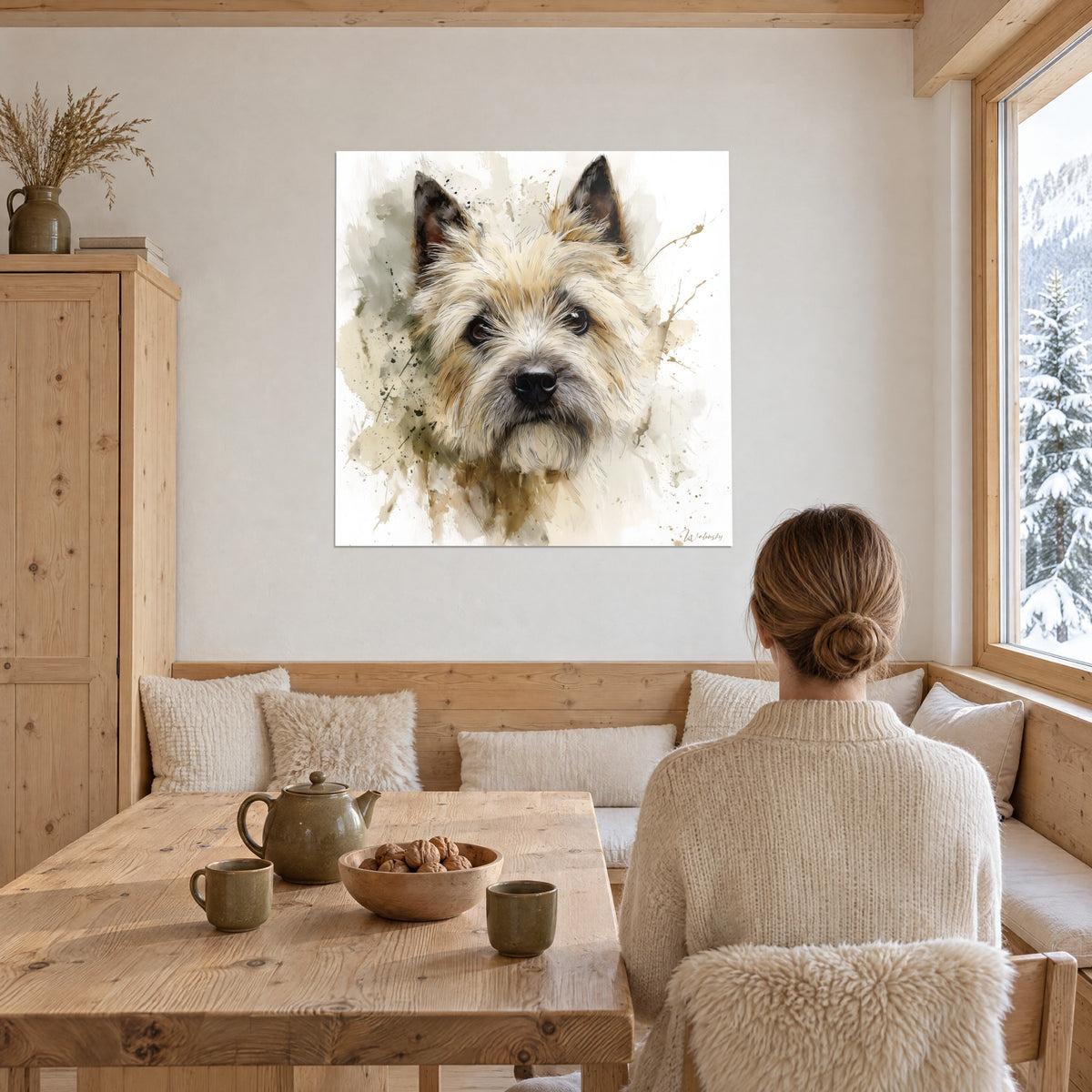 Quadro testa di cairn dagli occhi scuri e lucenti, ciocche avorio e miele, macchie verderame, di fronte a un tavolo in legno, chalet innevato