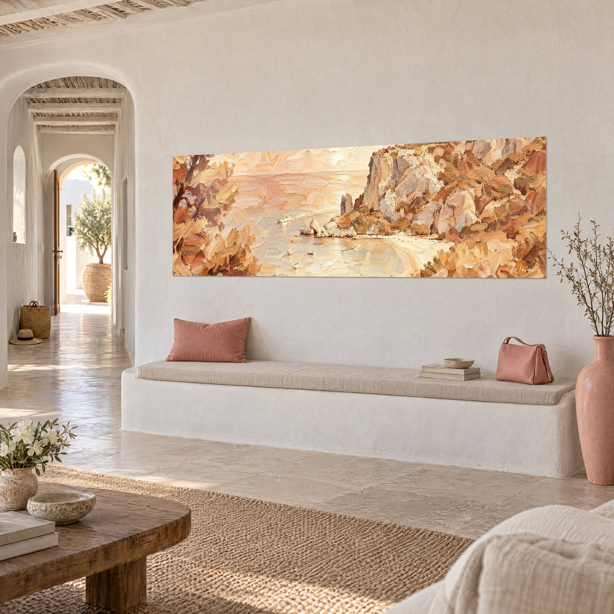 Tableau falaise de calcaire rosé surplombant une baie dorée, pâte épaisse, banquette blanche et coussin corail en vue trois-quarts