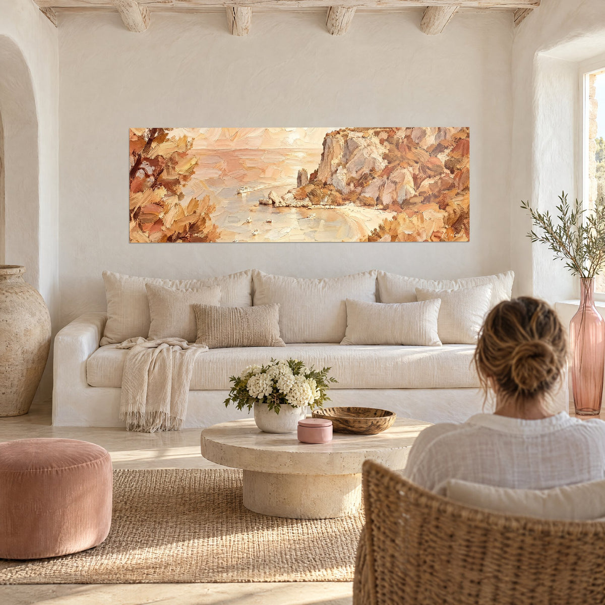 Tableau crique rocheuse aux ocres et or, falaise empâtée, bateaux blancs, au-dessus d'un canapé dans un salon lumineux