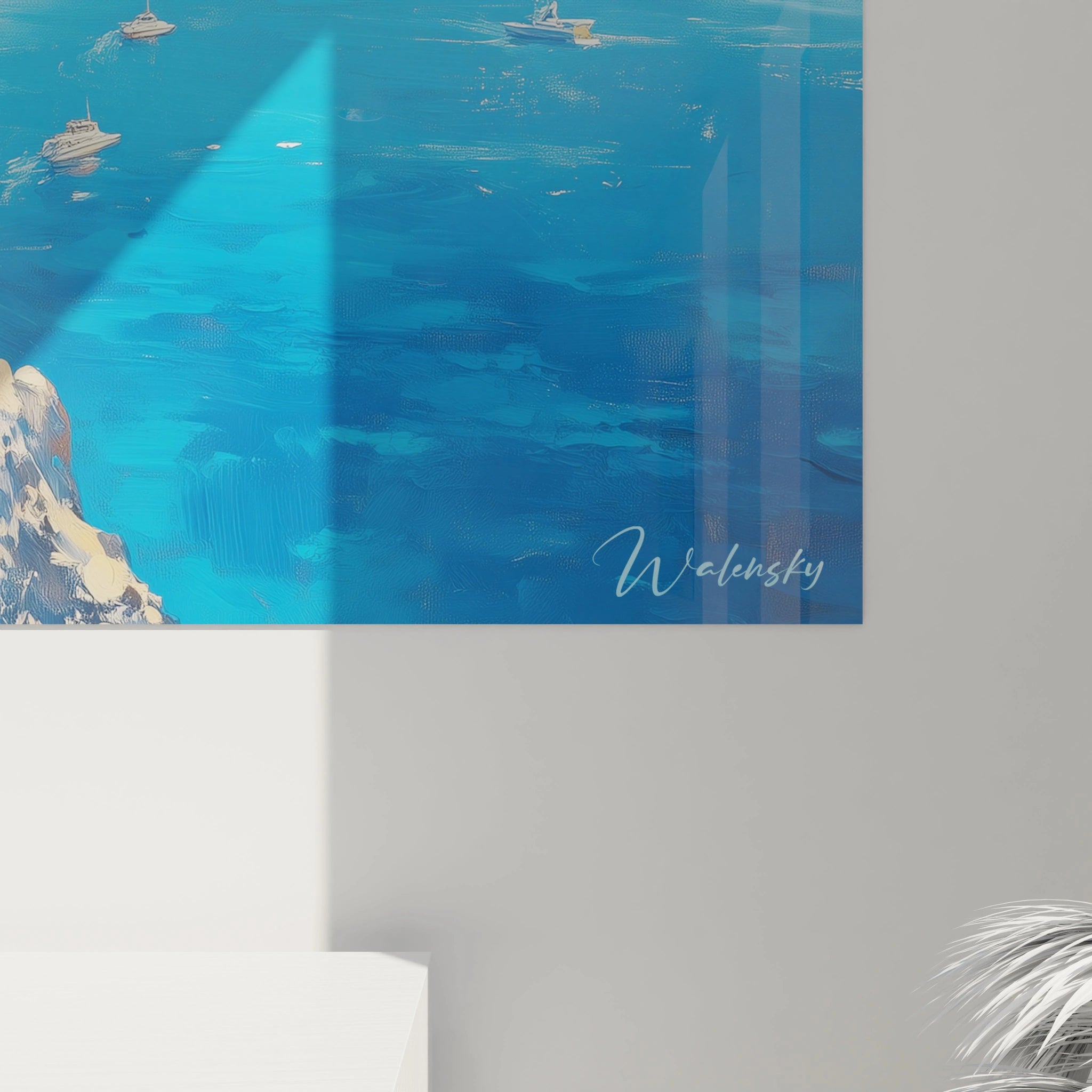 Tableau paysage méditerranéen montrant l'île de Santorini avec ses édifices blancs caractéristiques, coupoles bleues éclatantes, fleurs roses grimpantes, et falaises abruptes surplombant une eau bleu intense et des îles lointaines.
