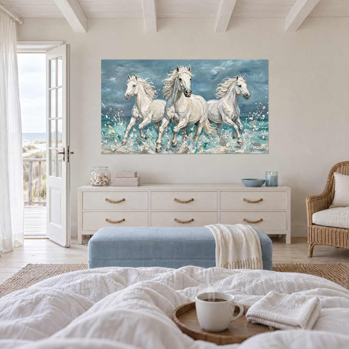 Cuadro trío de caballos camargueses de crin ondeante, azul grisáceo y blanco crema, encima de una cama en un dormitorio luminoso