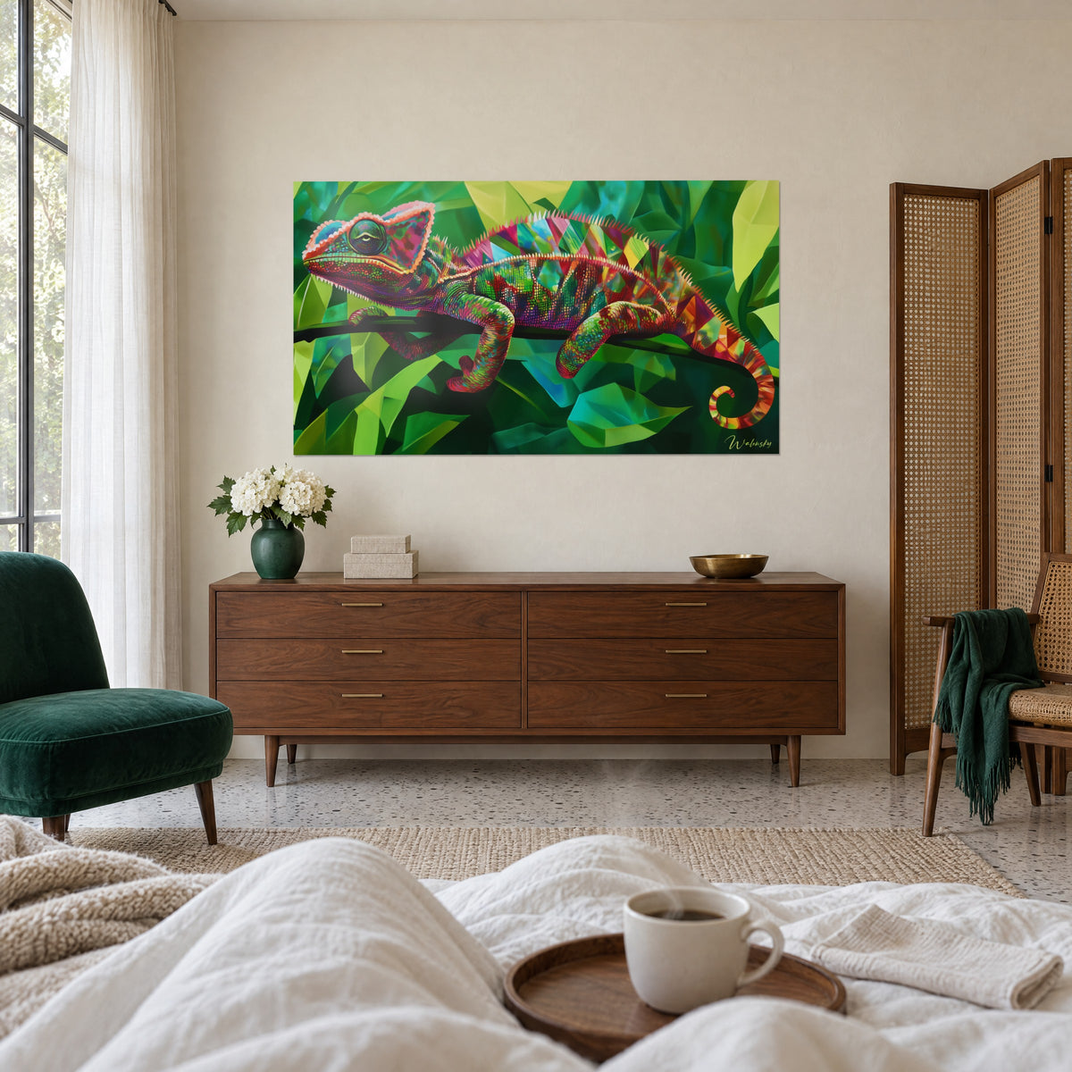 Cuadro de lagarto facetado con mosaicos magenta y verdes, hojas verde manzana, encima de una cama en un dormitorio claro