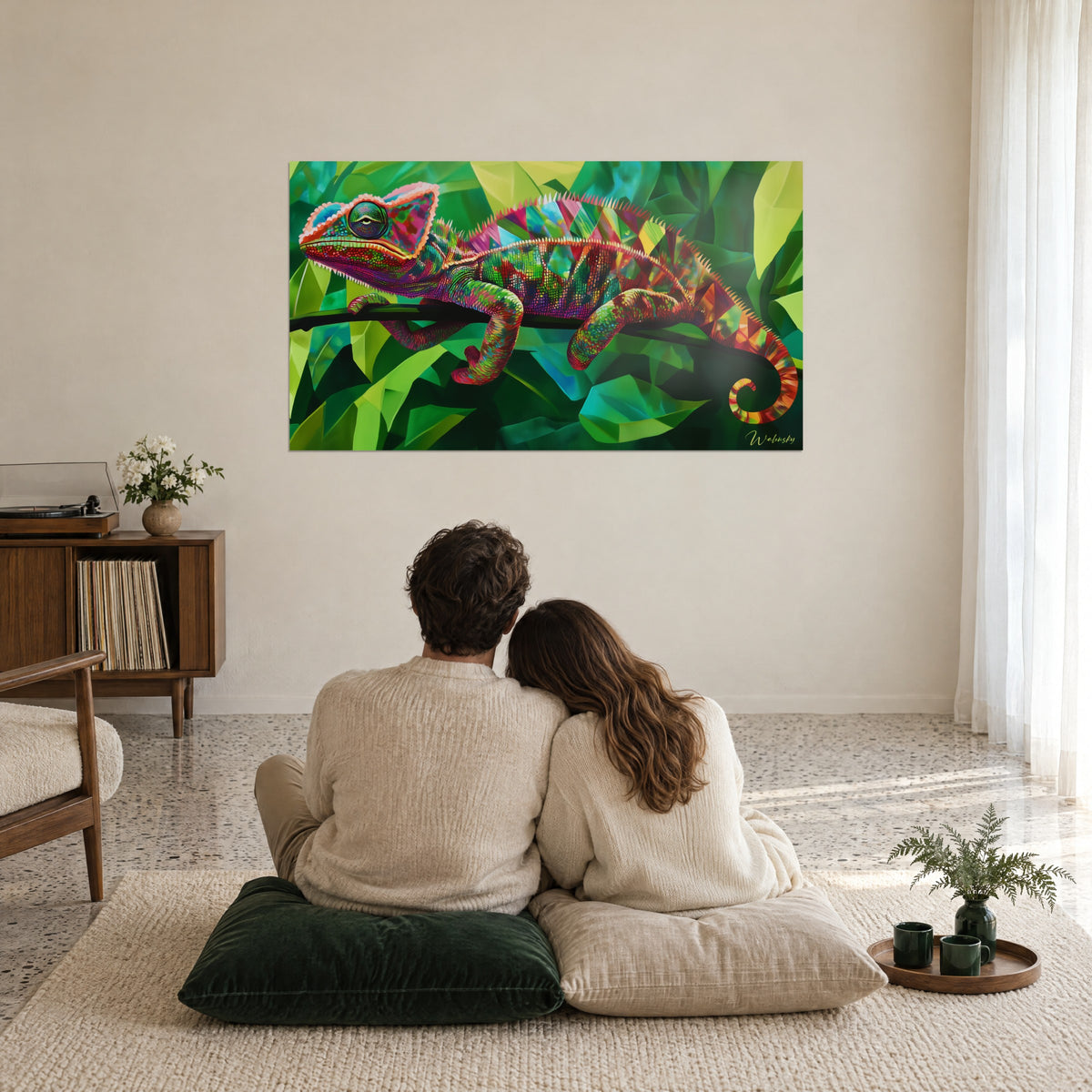 Cuadro de camaleón en mosaico rosa, verde y naranja, cola enroscada, en un salón claro con una pareja de espaldas
