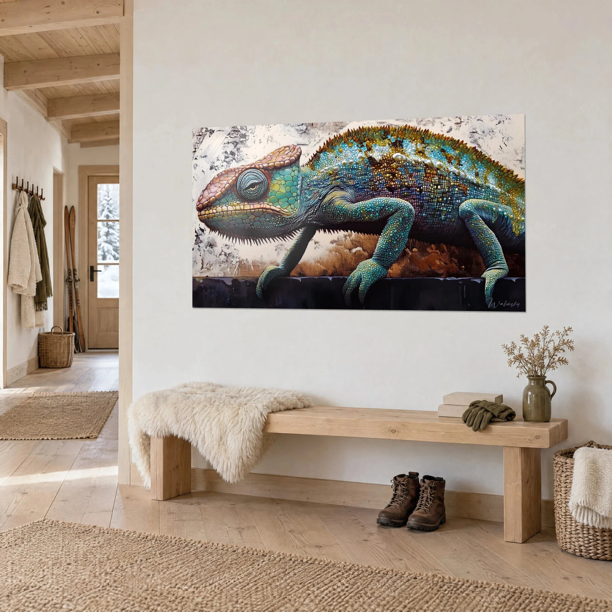 Tableau reptile aux perles vert-de-gris et dorées, crête épineuse, griffes sur un socle noir, au-dessus d'un banc d'entrée en bois