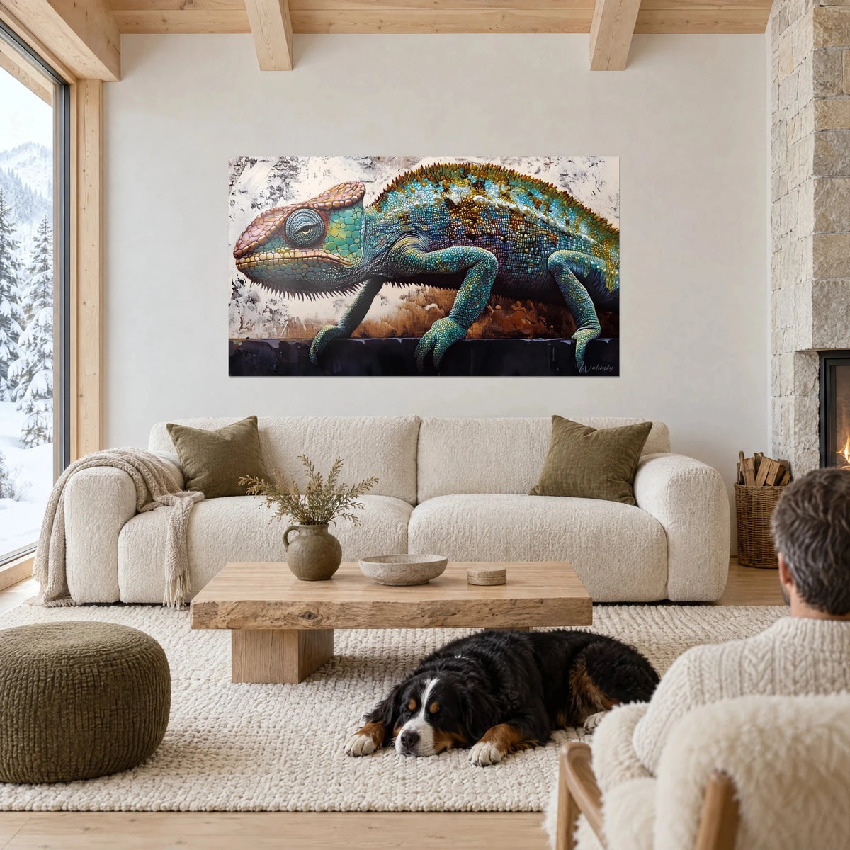 Tableau caméléon aux écailles turquoise et ocre, œil rond cerclé de cuivre, au-dessus d'un canapé dans un salon lumineux