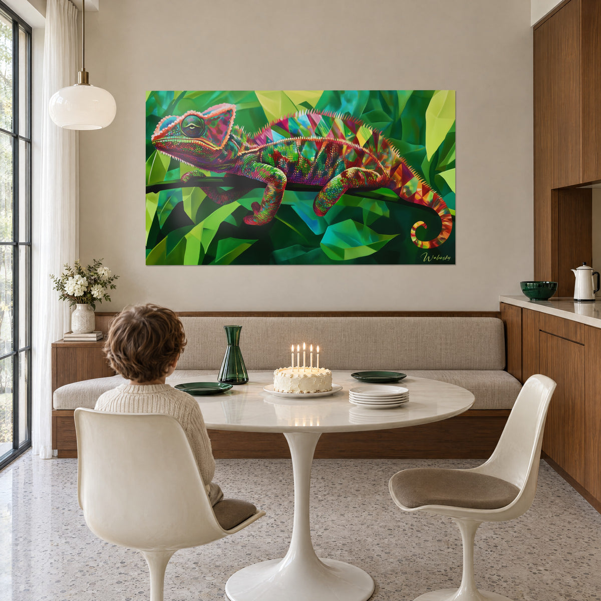 Cuadro de camaleón multicolor, ojo rodeado de rosa y cresta dentada, follaje verde esmeralda, comedor de madera