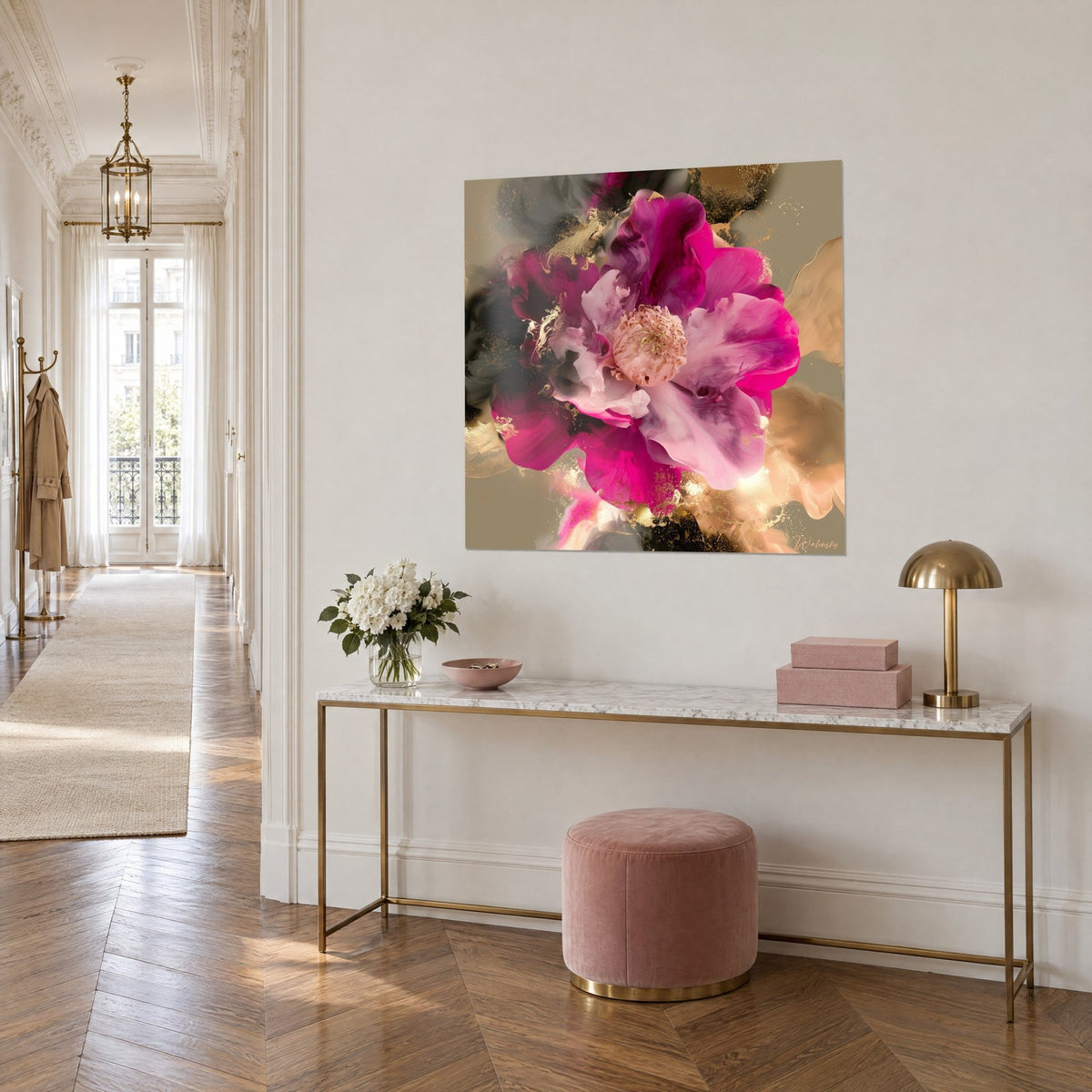 Cuadro gran flor magenta con centro rosa empolvado sobre fondo taupe, vista de tres cuartos sobre una consola dorada