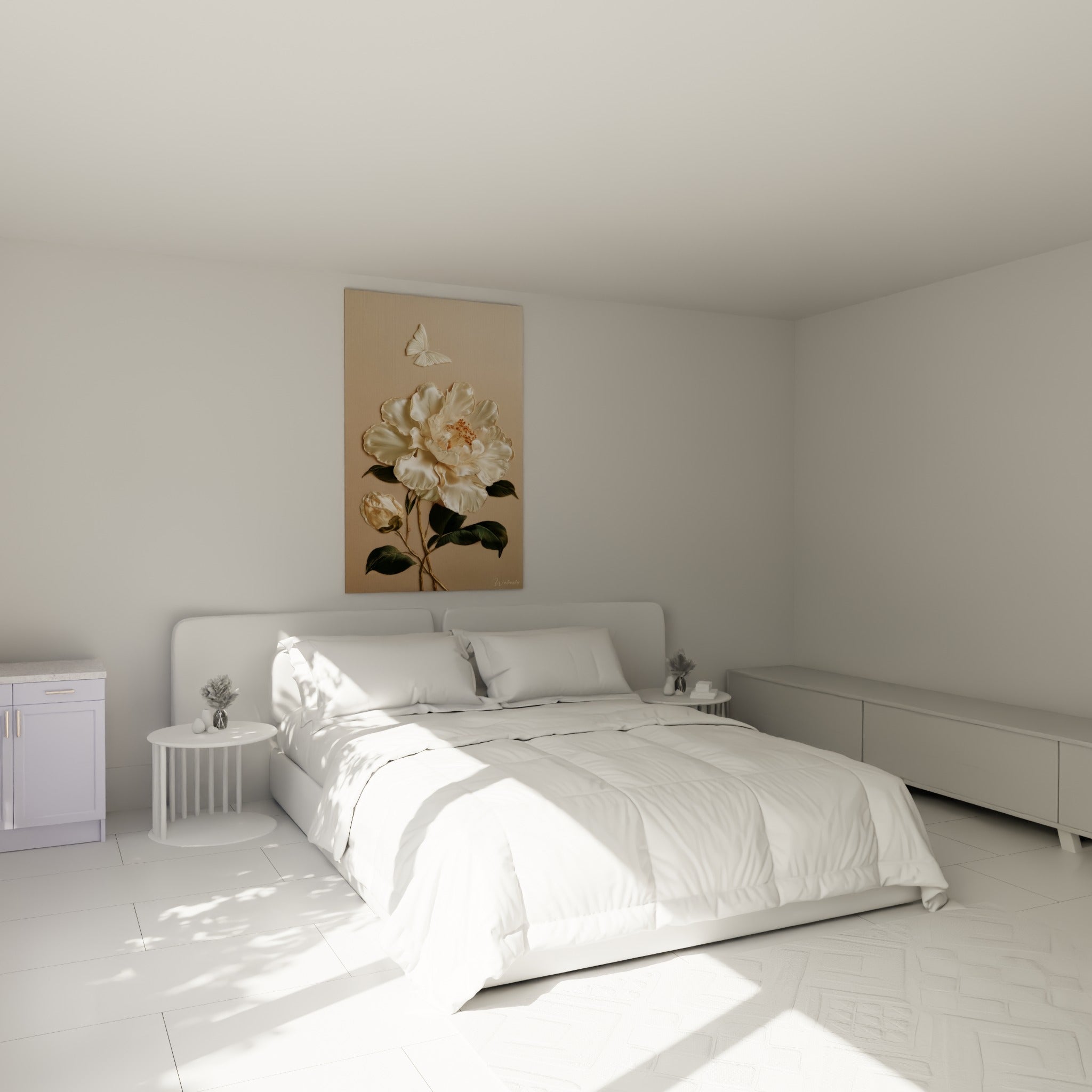 Fleur blanche et dorée accompagnée d'un papillon ivoire, accrochée au-dessus d'un lit dans une chambre claire