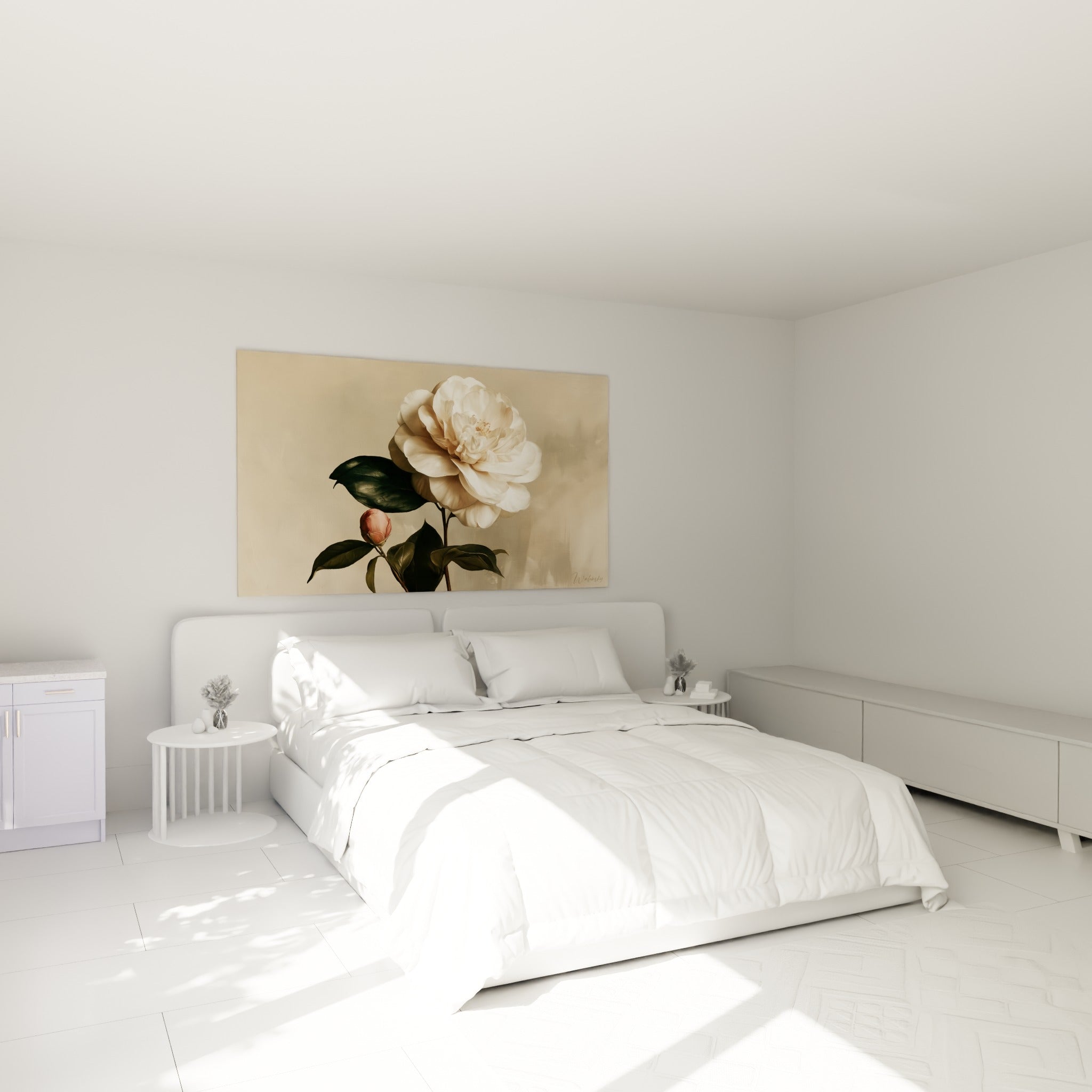 Fleur de camélia blanche et bouton rosé accrochés au-dessus d'un lit dans une chambre claire
