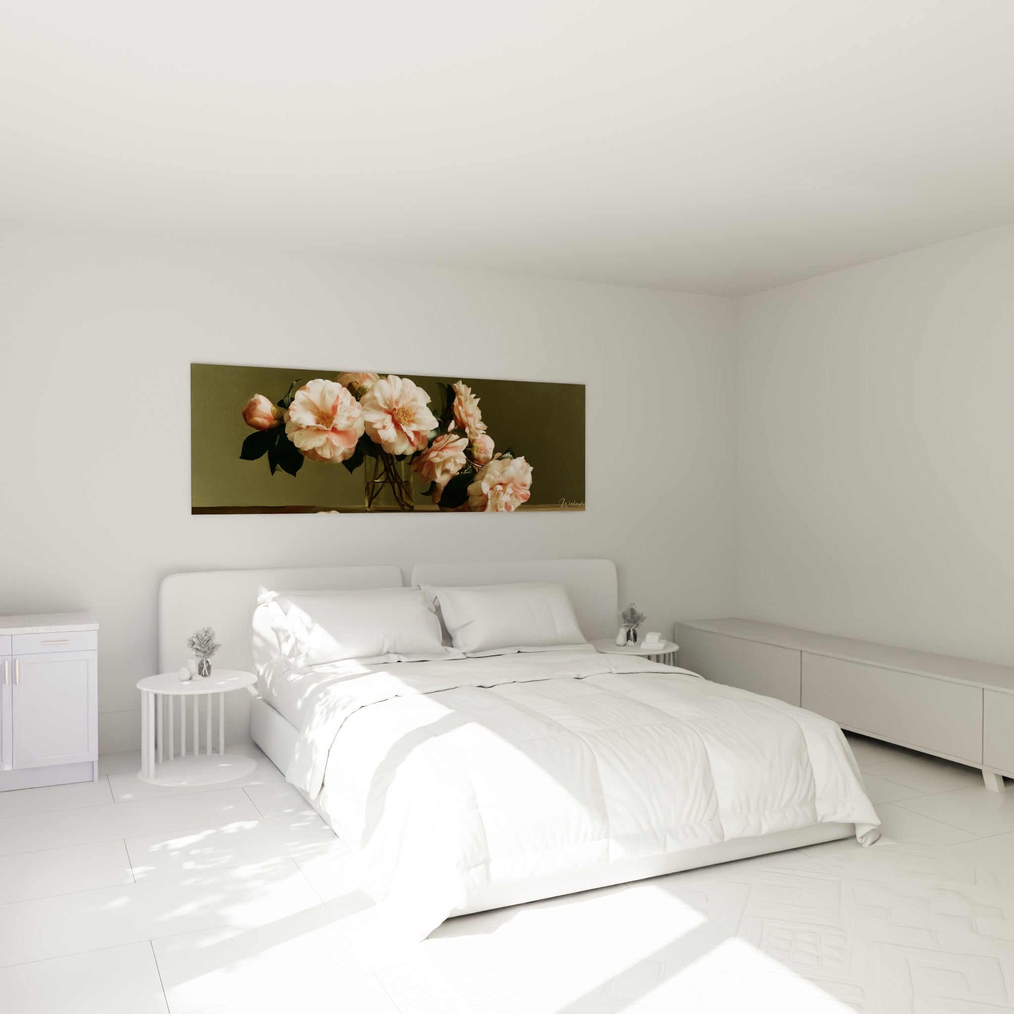 Camélias roses striés et boutons crème accrochés au-dessus d'un lit dans une chambre claire