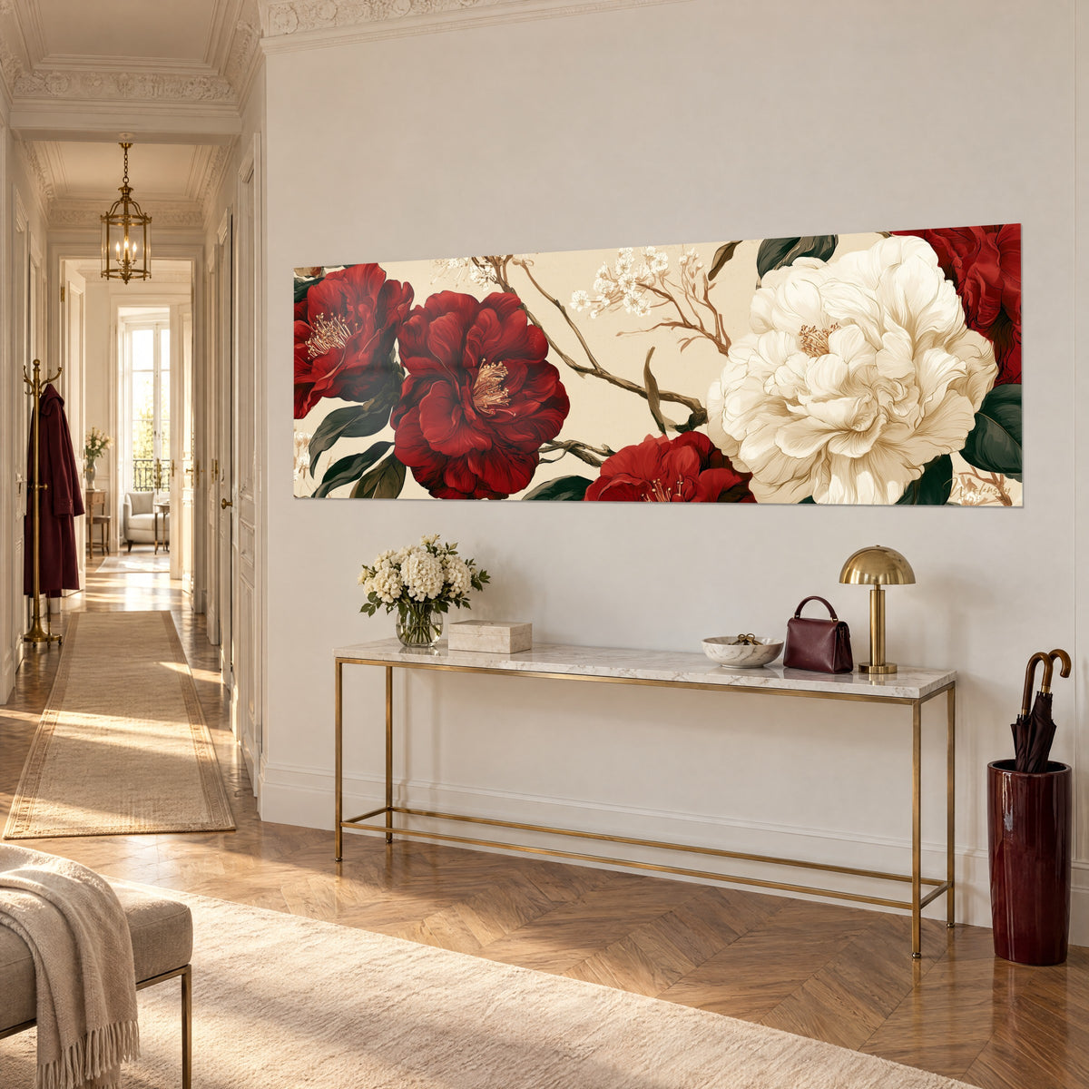 Quadro panoramico di fiori rosso carminio e crema, fogliame verde scuro su fondo beige, sopra una consolle dorata