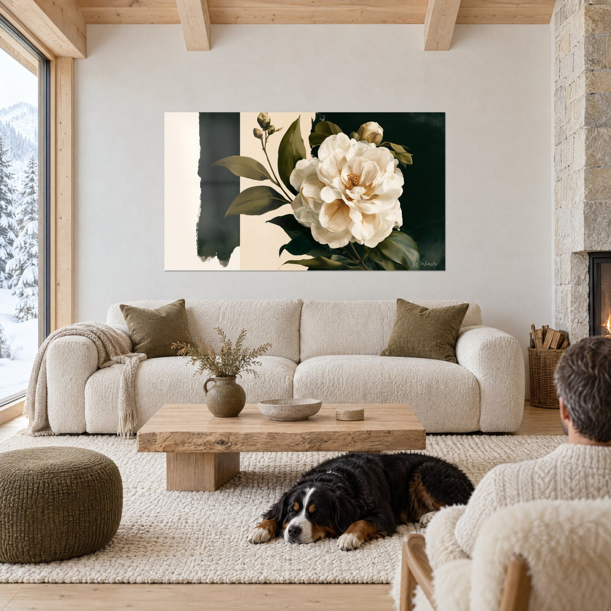 Tableau grosse fleur de camélia ivoire aux cœurs dorés, bandes noire et crème, chien de dos au-dessus d'un canapé dans un salon lumineux