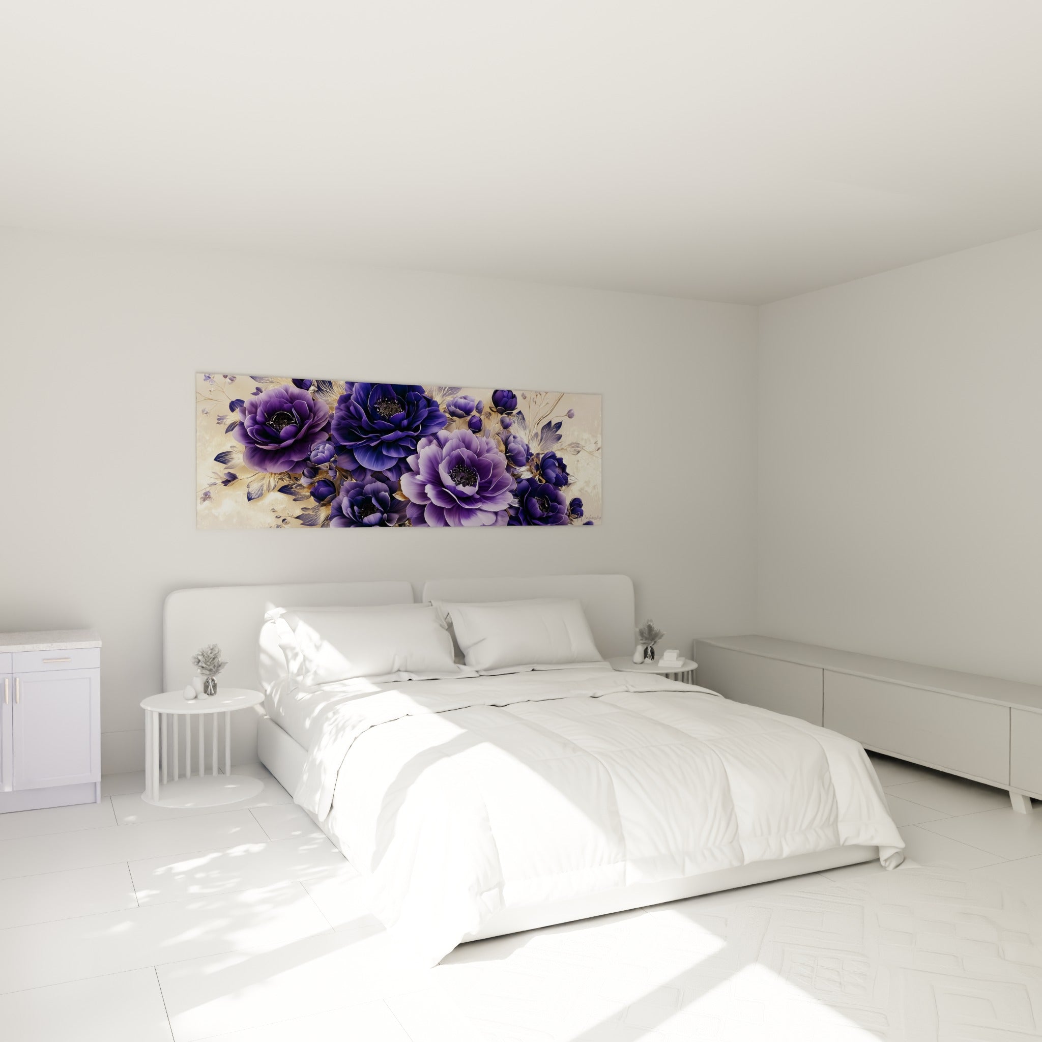 Bouquet de camélias violet profond et doré au-dessus d'un lit dans une chambre claire et lumineuse