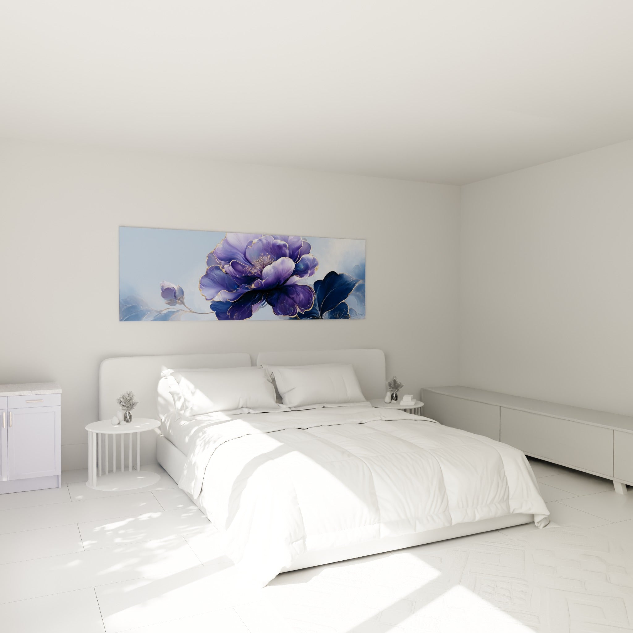 Fleur de camélia bleu marine et violet, liserés dorés, au-dessus d'un lit dans une chambre claire