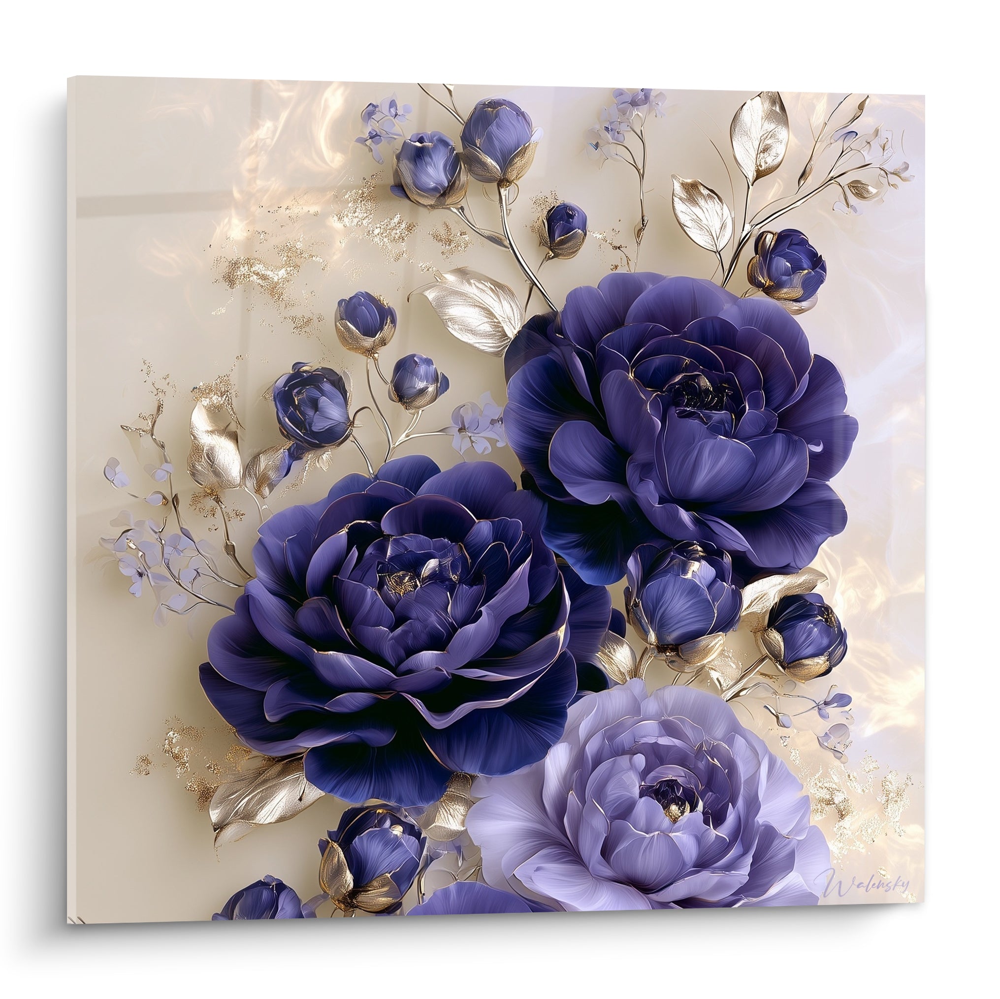 Camélia bleu marine et lilas aux pétales veloutés, feuillages dorés sur fond ivoire marbré