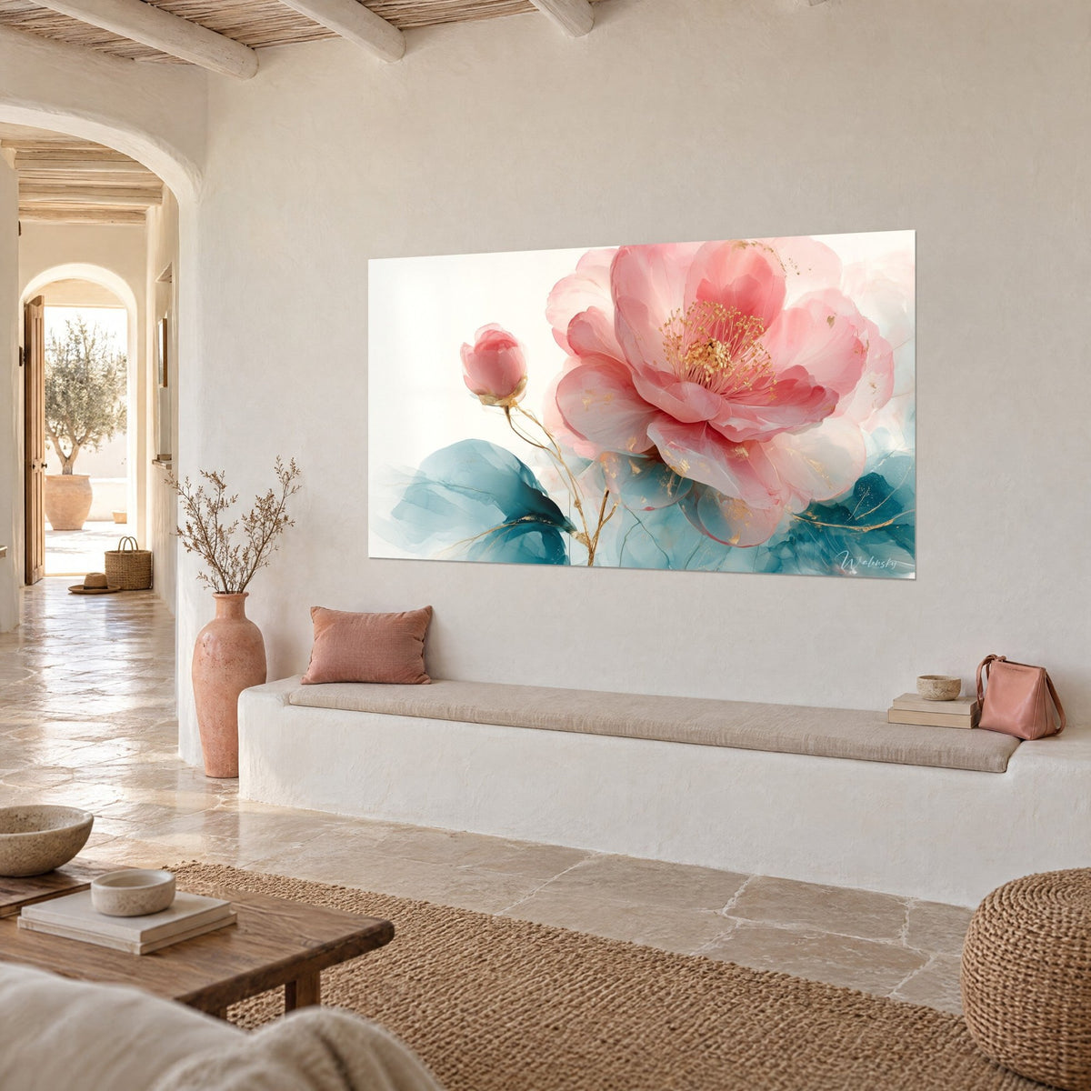 Cuadro gran flor rosa empolvado y capullo cerrado, follaje azul pato, visto de tres cuartos en una casa mediterránea
