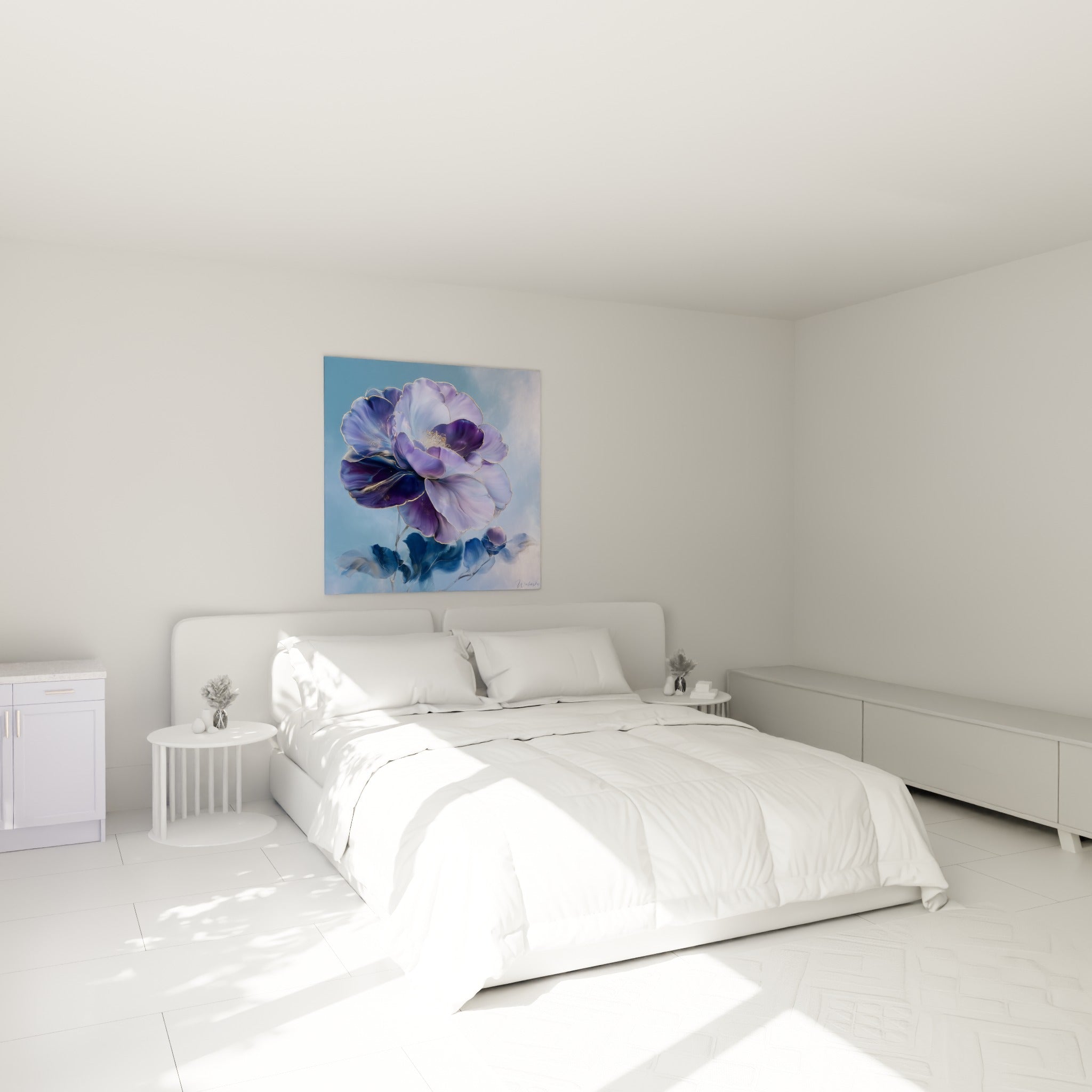 Fleur de camélia bleu et violet peinte finement, au-dessus d'un lit dans une chambre claire