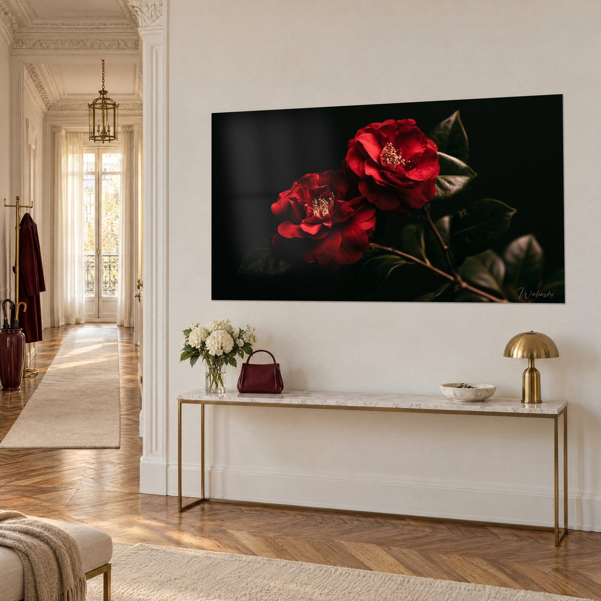 Gemälde zwei purpurne Blüten mit samtigen Blütenblättern, brauner Zweig und glänzendes Laub, auf einer beigen Wand einer Altbauwohnung