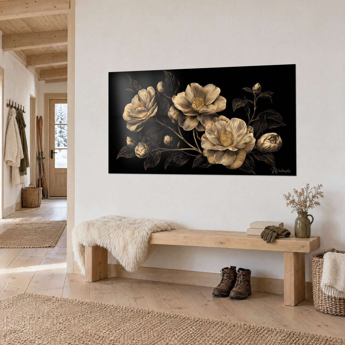 Tableau fleurs de camélia aux pétales nervurés or pâle sur fond noir, banc en bois clair en dessous, au chalet
