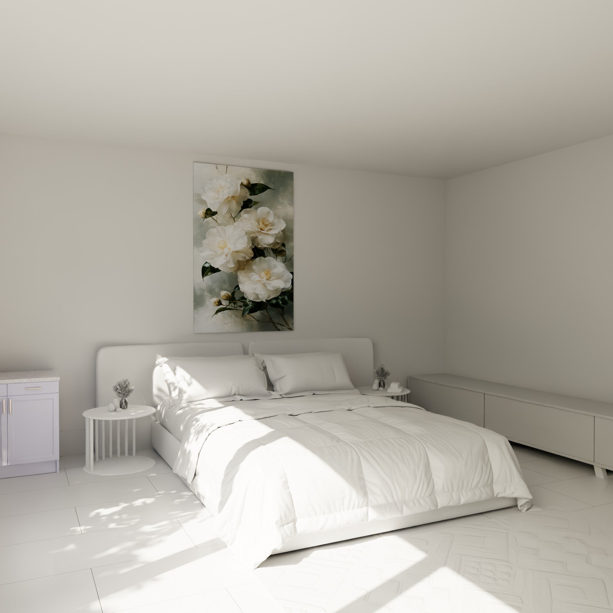 Bouquet de camélias blancs et dorés au-dessus d'un lit dans une chambre claire et paisible