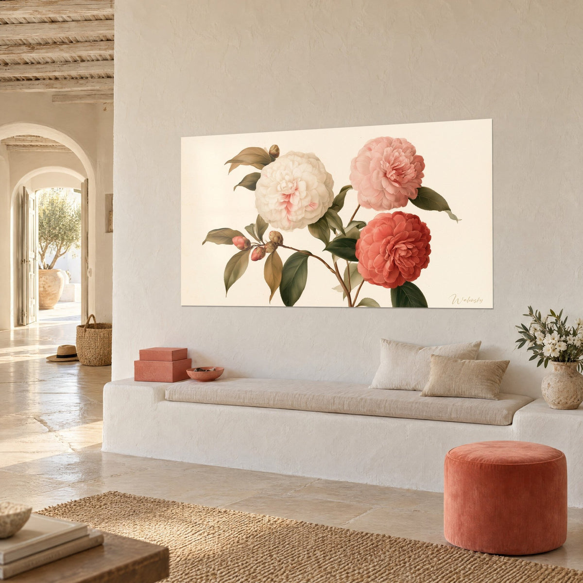 Tableau trois fleurs de camélia aux pétales superposés, feuilles vert sombre sur papier crème, mur chaux et banquette en pierre