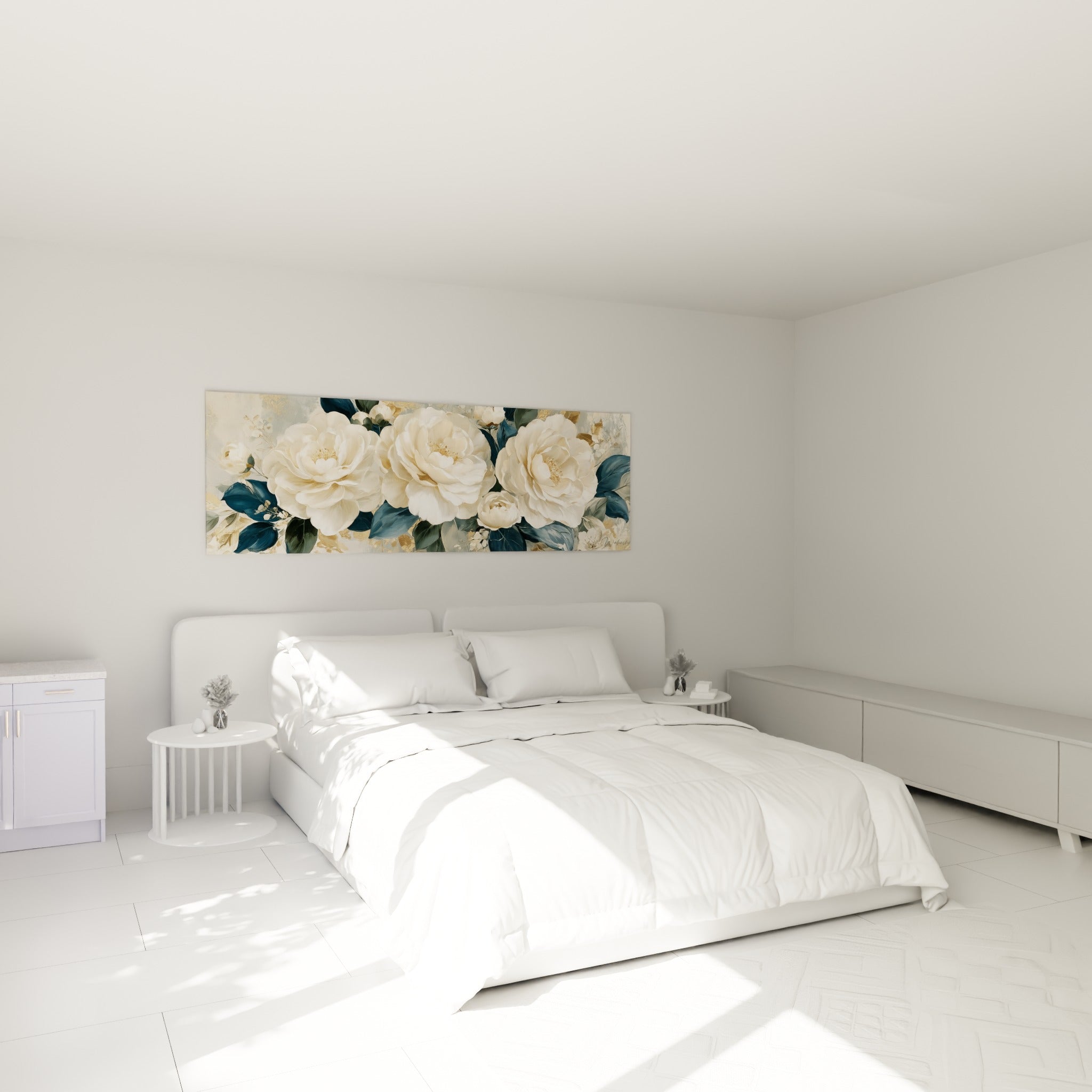 Bouquet de camélias crème et bleu marine accroché au-dessus d'un lit dans une chambre claire