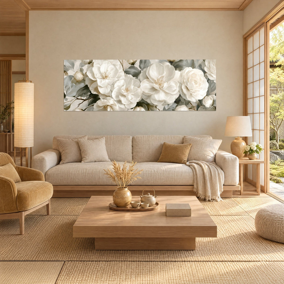 Tableau camélias ivoire en frise panoramique, feuilles gris sauge, étamines dorées, au-dessus d'un canapé dans un salon lumineux