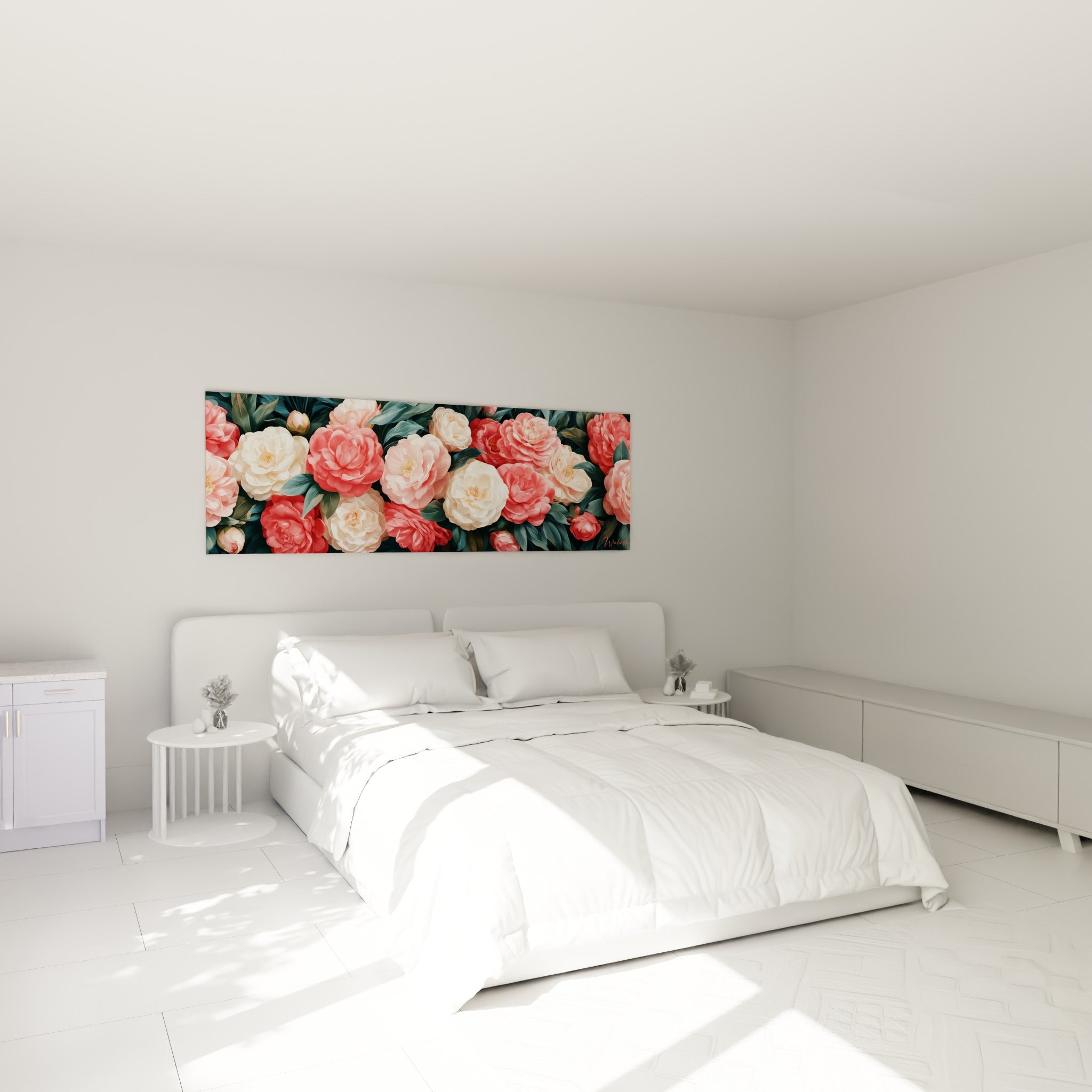 Bouquet de camélias corail et ivoire aux pétales délicats, accroché au-dessus d'un lit dans une chambre claire