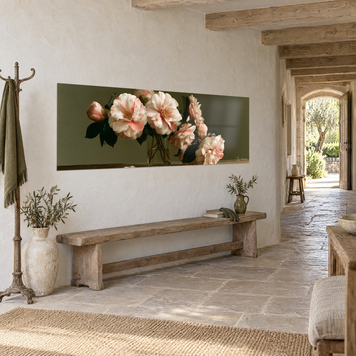 Quadro bouquet di peonie rosa pallido e corallo, foglie verde scuro, formato lungo su parete crema, panca in legno e arco in pietra
