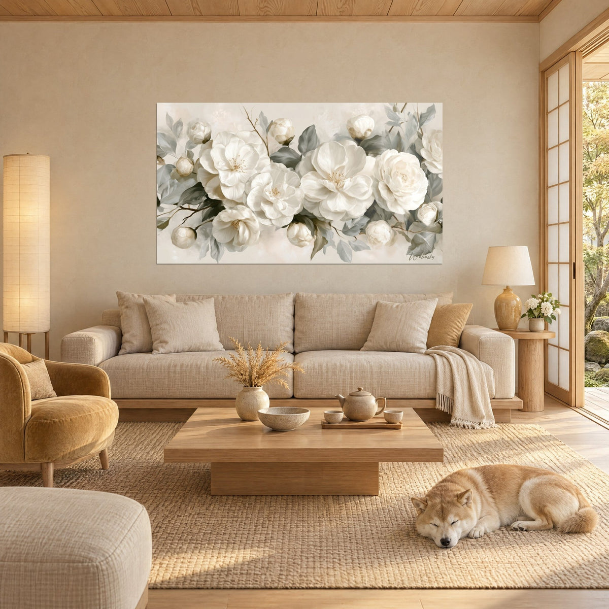 Tableau camélias ivoire aux étamines dorées, feuilles gris-vert, mur crème, Shiba endormi, au-dessus d'un canapé dans un salon lumineux