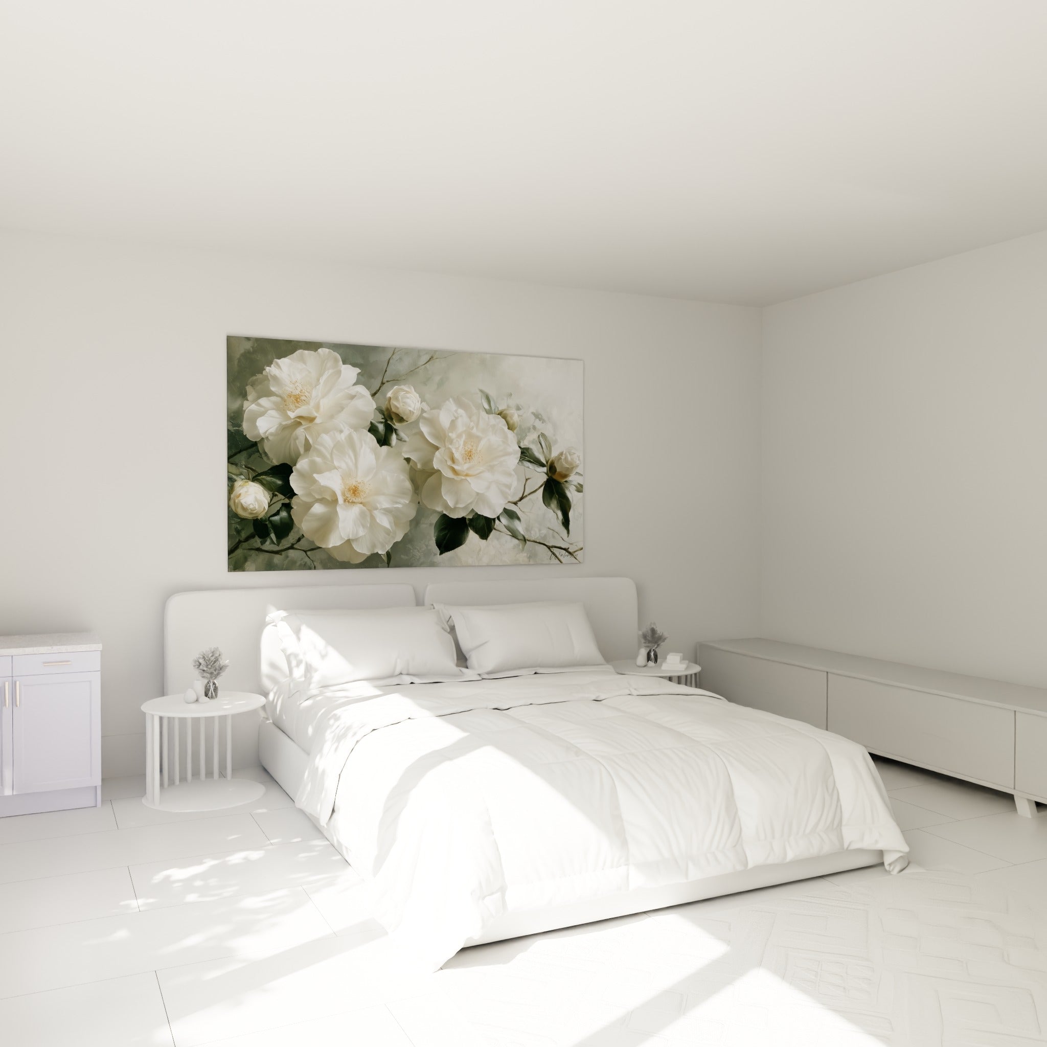 Bouquet de camélias blancs et boutons ivoire accroché au-dessus d'un lit dans une chambre claire