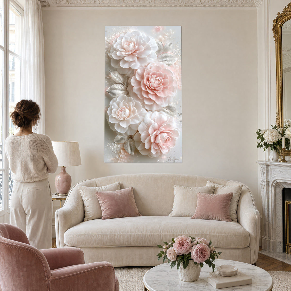 Cuadro camelias en relieve, pétalos blancos y rosa empolvado, hojas plateadas, sobre un sofá en un salón luminoso