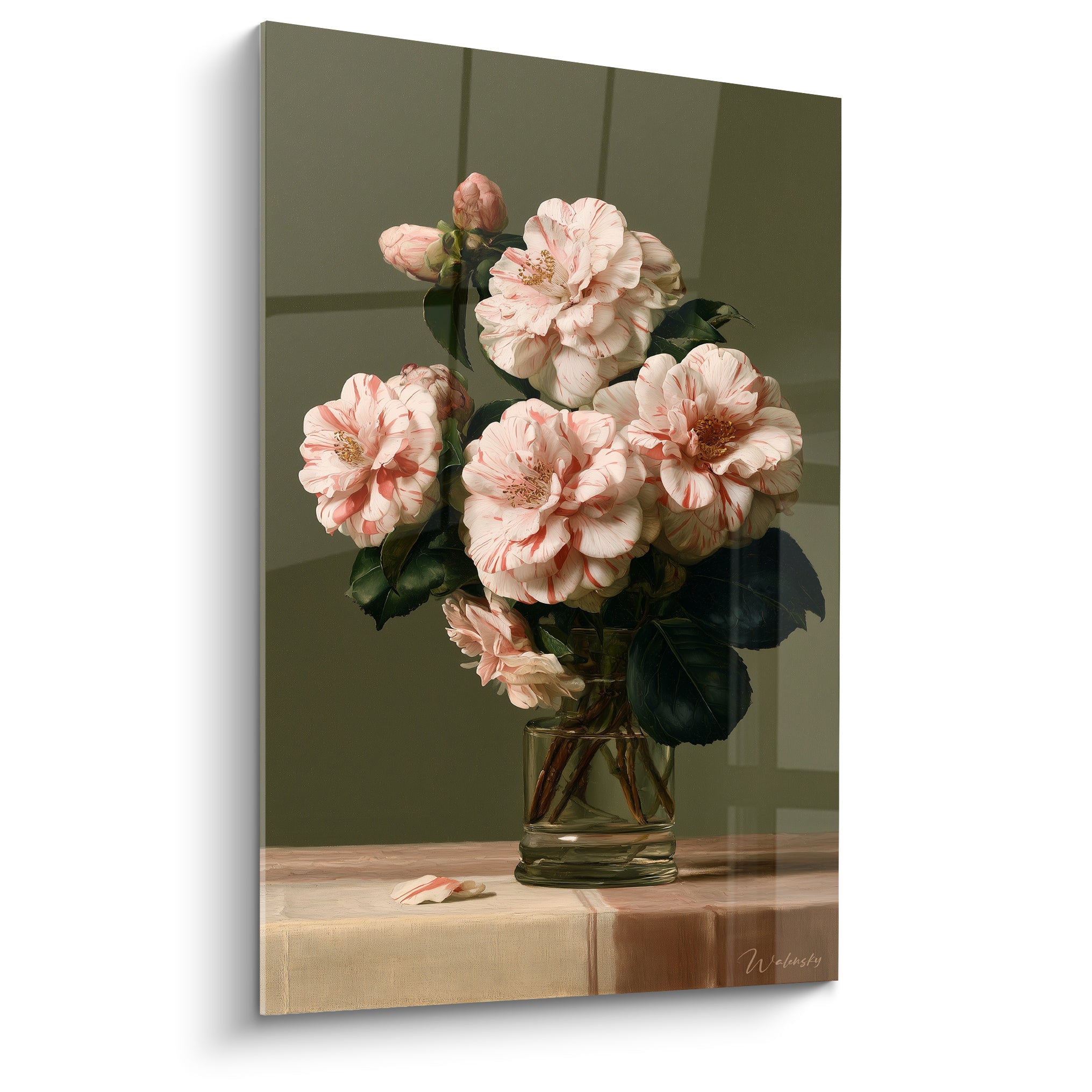 Camélias roses et blancs en bouquet serré, vase en verre, fond vert olive texturé