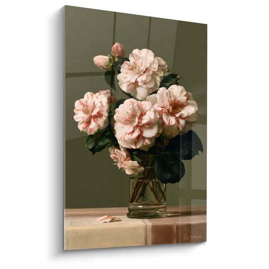 Camélias roses et blancs en bouquet serré, vase en verre, fond vert olive texturé