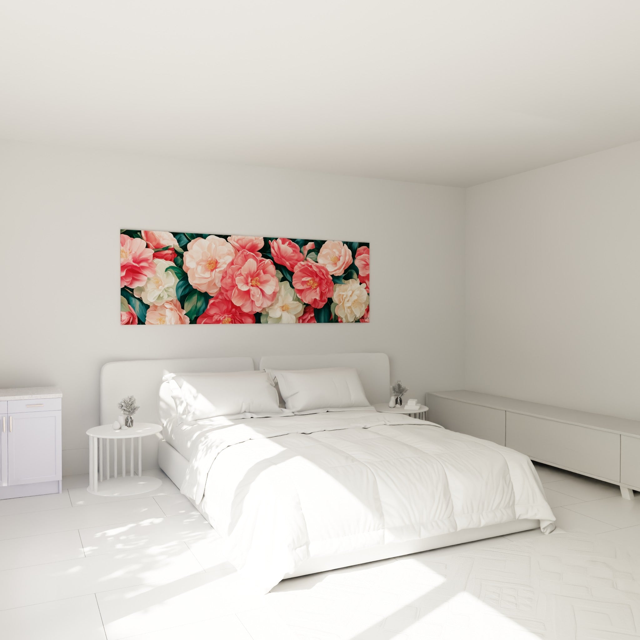 Bouquet de camélias roses et blancs peints avec finesse, accroché au-dessus d'un lit dans une chambre claire